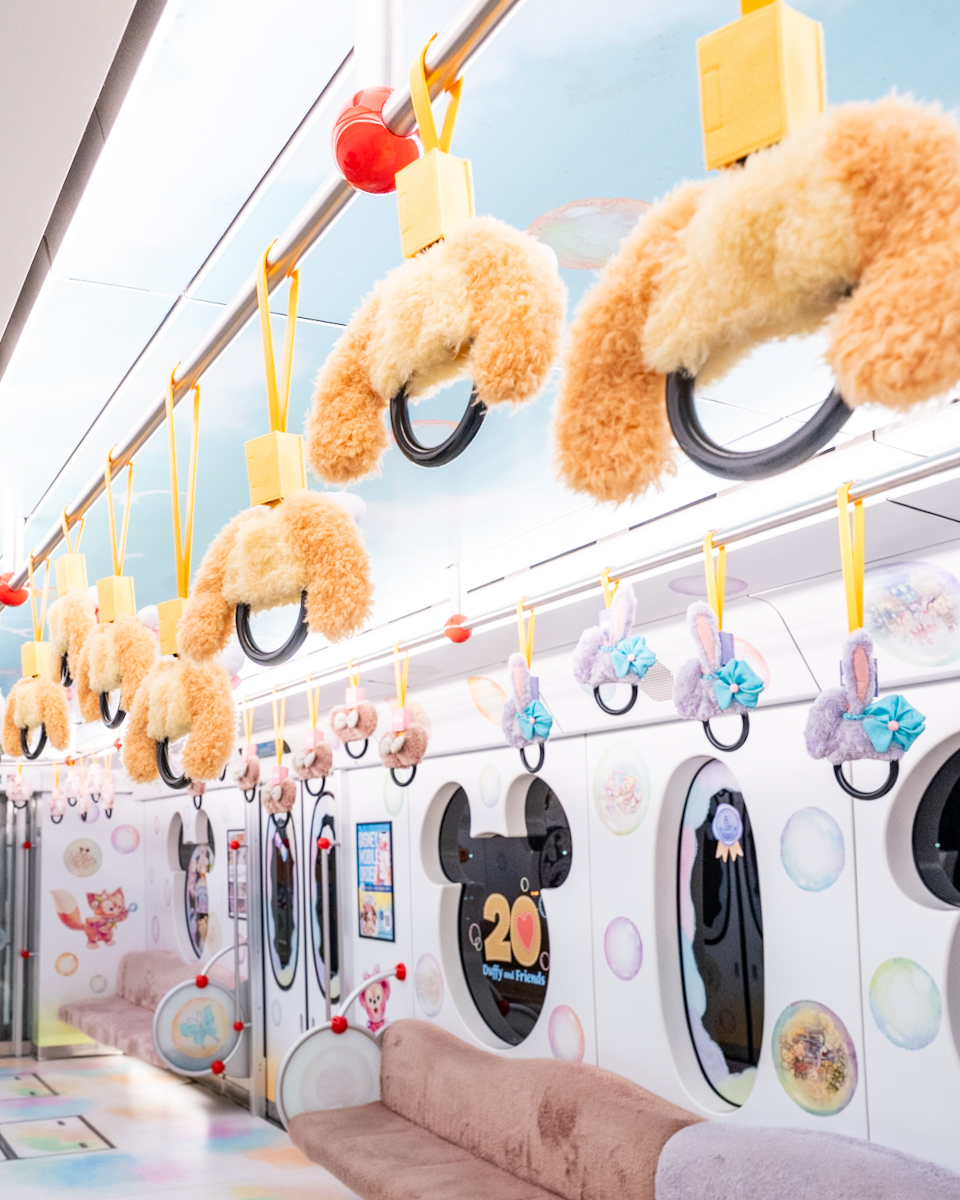 ふわふわカラフルな座席シート！ディズニーリゾートライン「ダッフィー