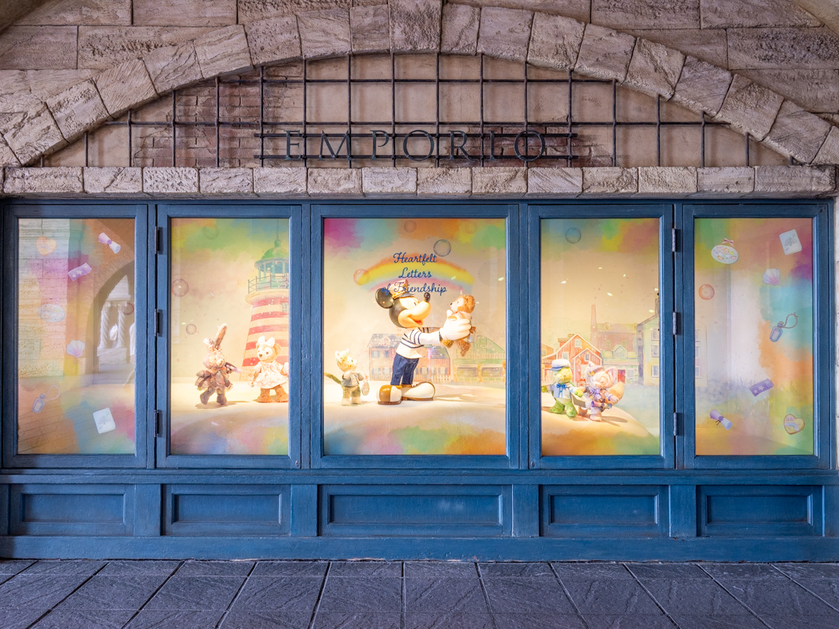 ※2026年1月8日からダッフィー＆フレンズのハートフェルト・レターズ・オブ・フレンドシップデザイン　エンポーリオ　ウィンドウ