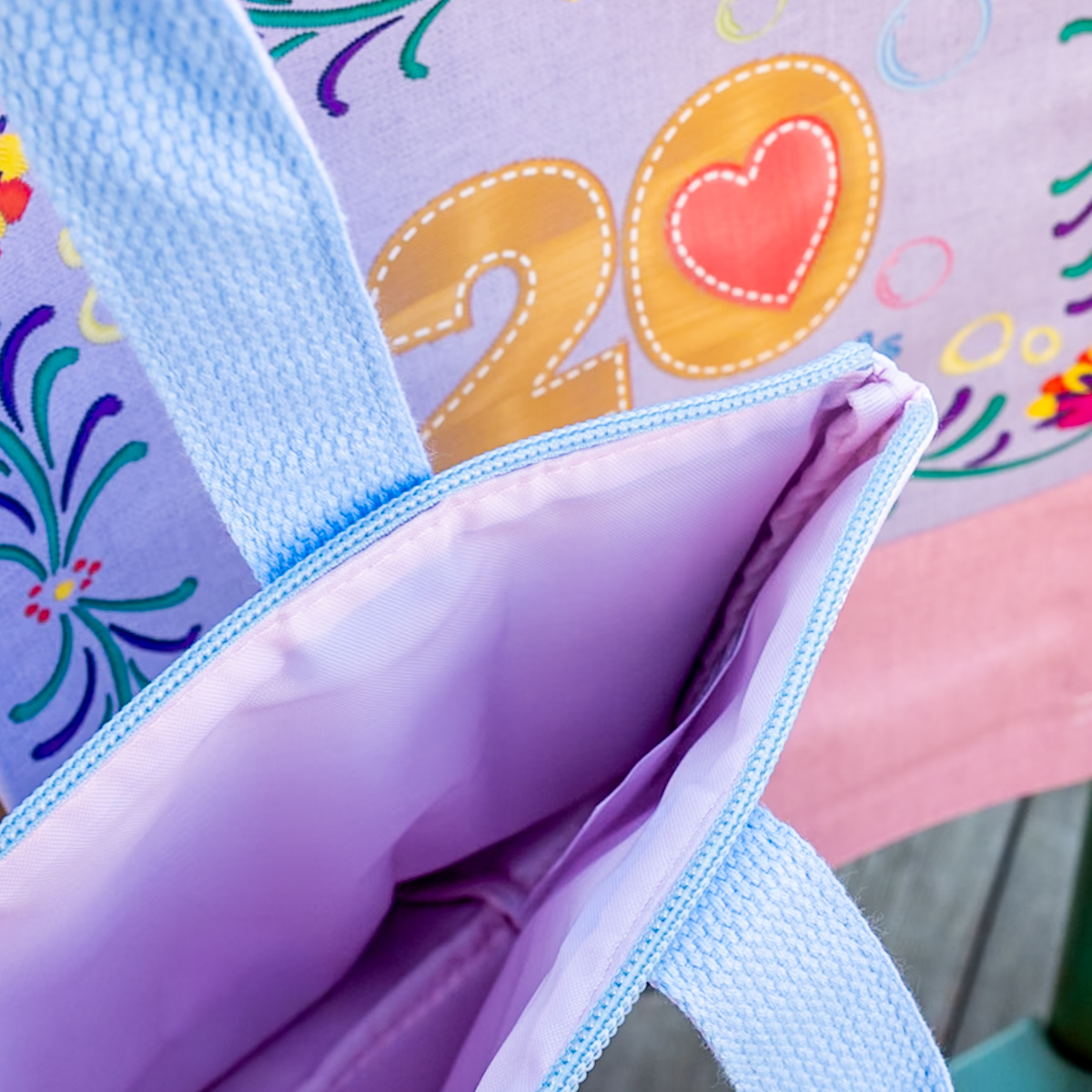 東京ディズニーシー「ダッフィー＆フレンズのハートフェルト・レターズ・オブ・フレンドシップ」スーベニアランチケース　内側