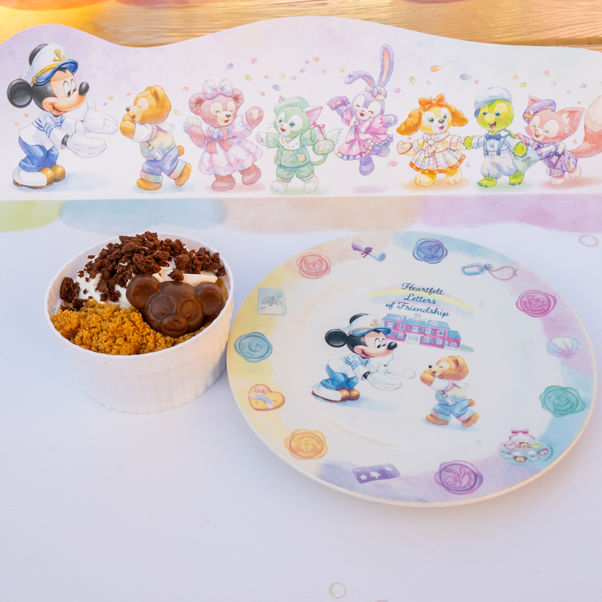 東京ディズニーシー「ダッフィー＆フレンズのハートフェルト・レターズ・オブ・フレンドシップ」キャラメルとチョコのアップルクランブルケーキ、スーベニアプレート付き