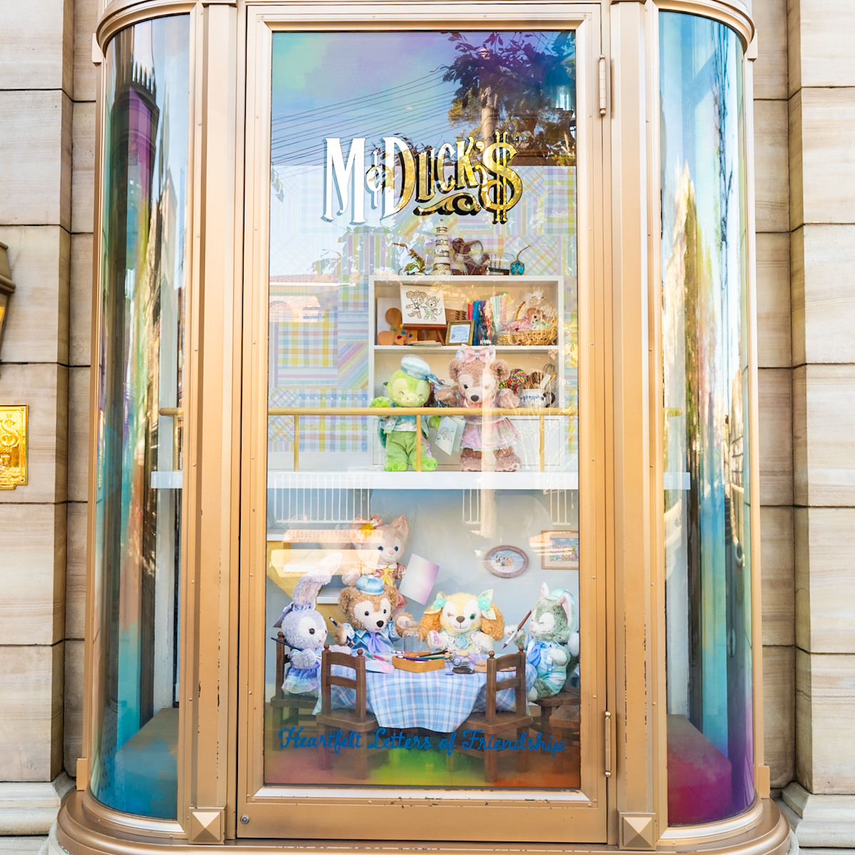 東京ディズニーシー「ダッフィー＆フレンズのハートフェルト・レターズ・オブ・フレンドシップ」スペシャルグッズ　マクダックス・デパートメントストア装飾