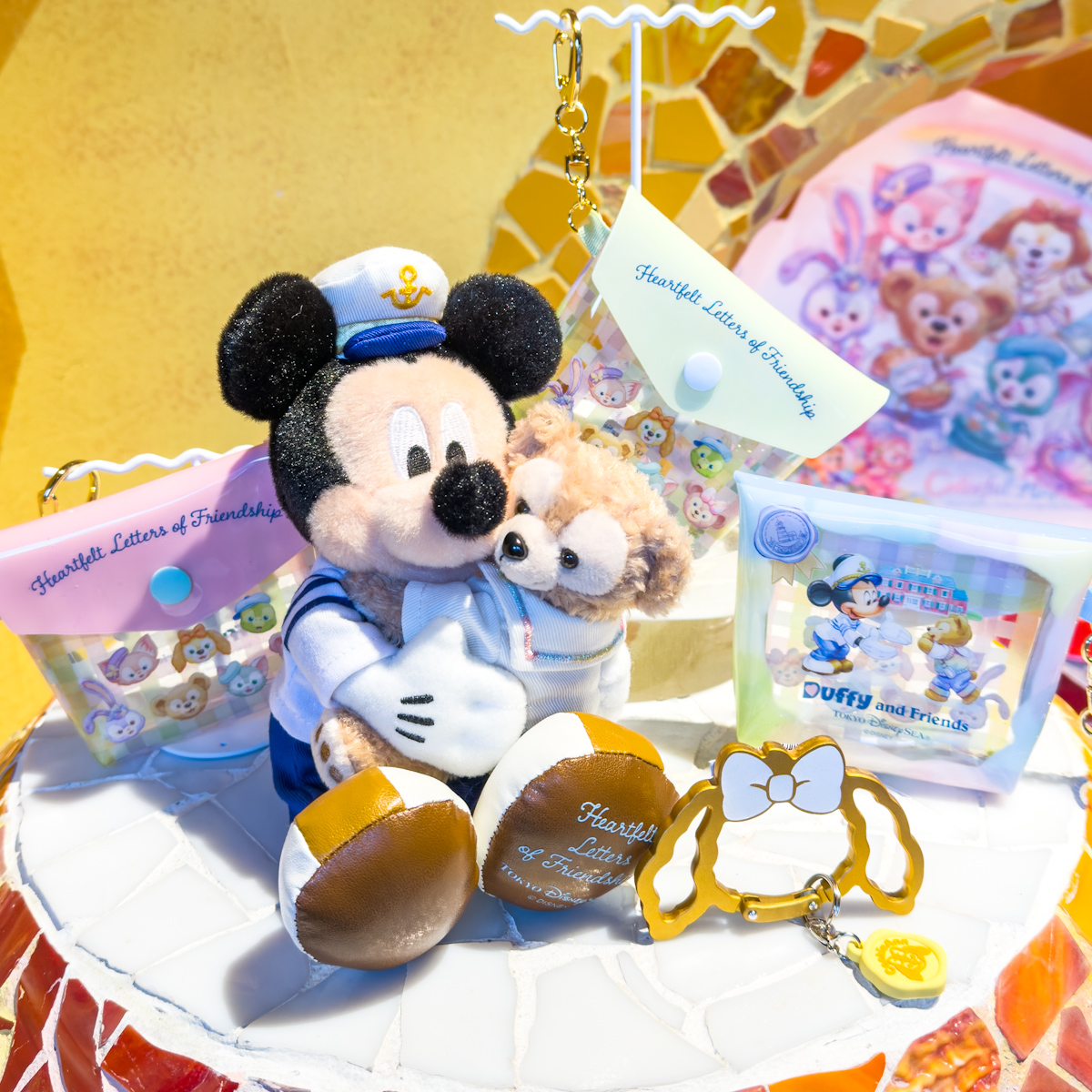 ダッフィー＆ミッキーぬいぐるみバッジ、ポーチセット