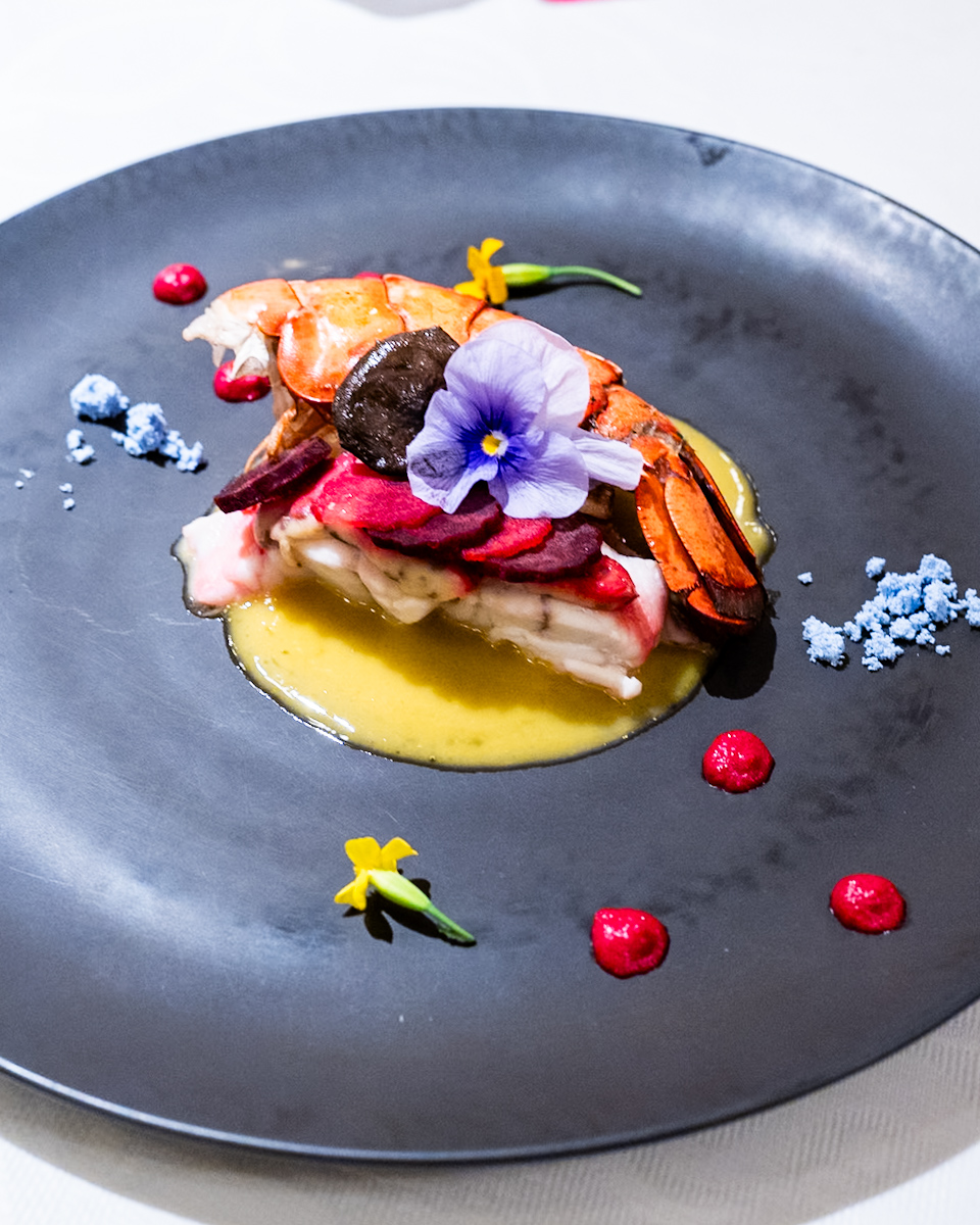 スズキのスチームとオマール海老のロースト、サフラン風味のバターソース