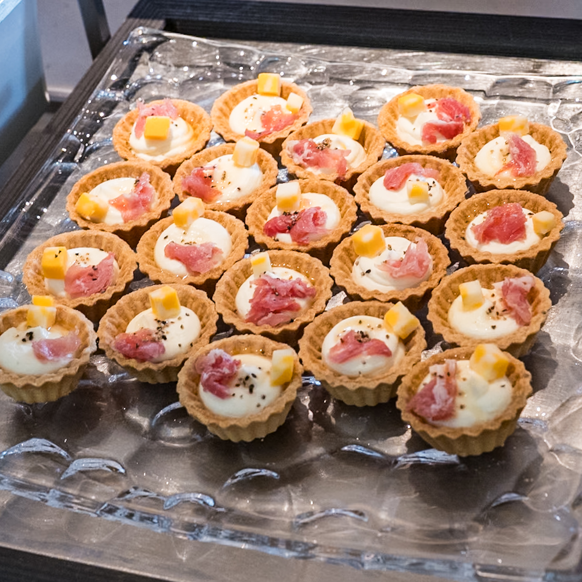 チーズタルト　生ハム添え