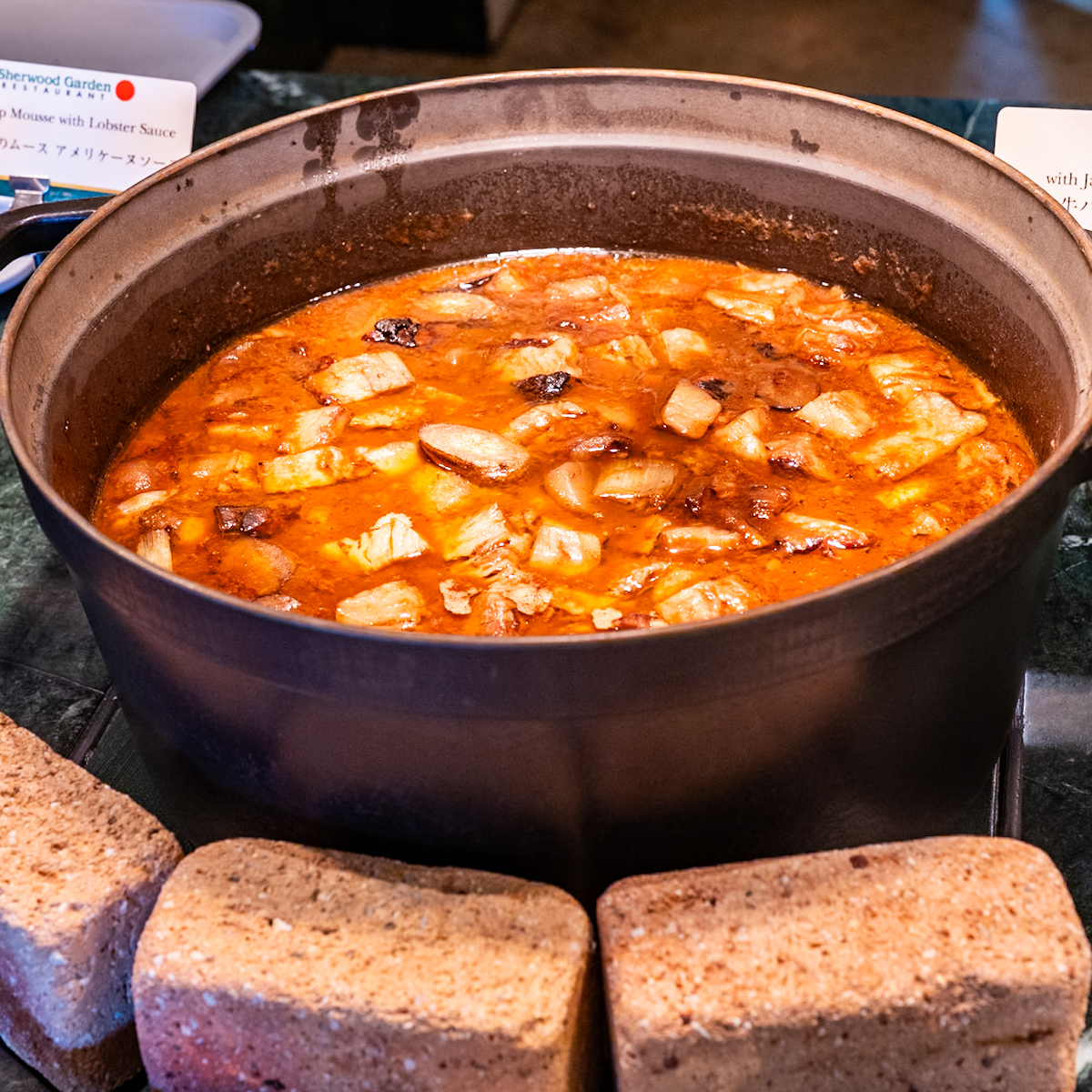 牛バラ肉の和風赤ワイン煮