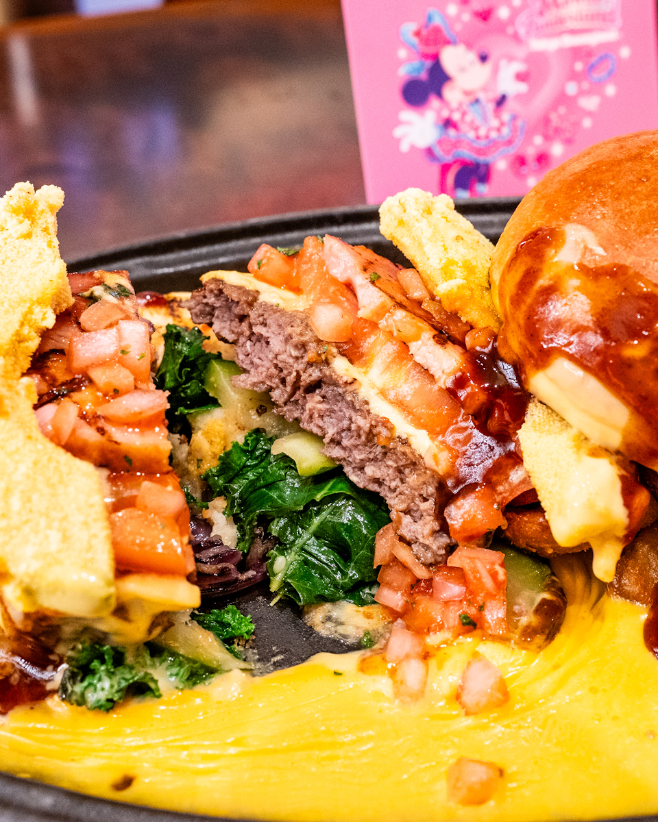 国産牛のパティとアボカドフリットのチーズバーガー　バーベキューソース内容