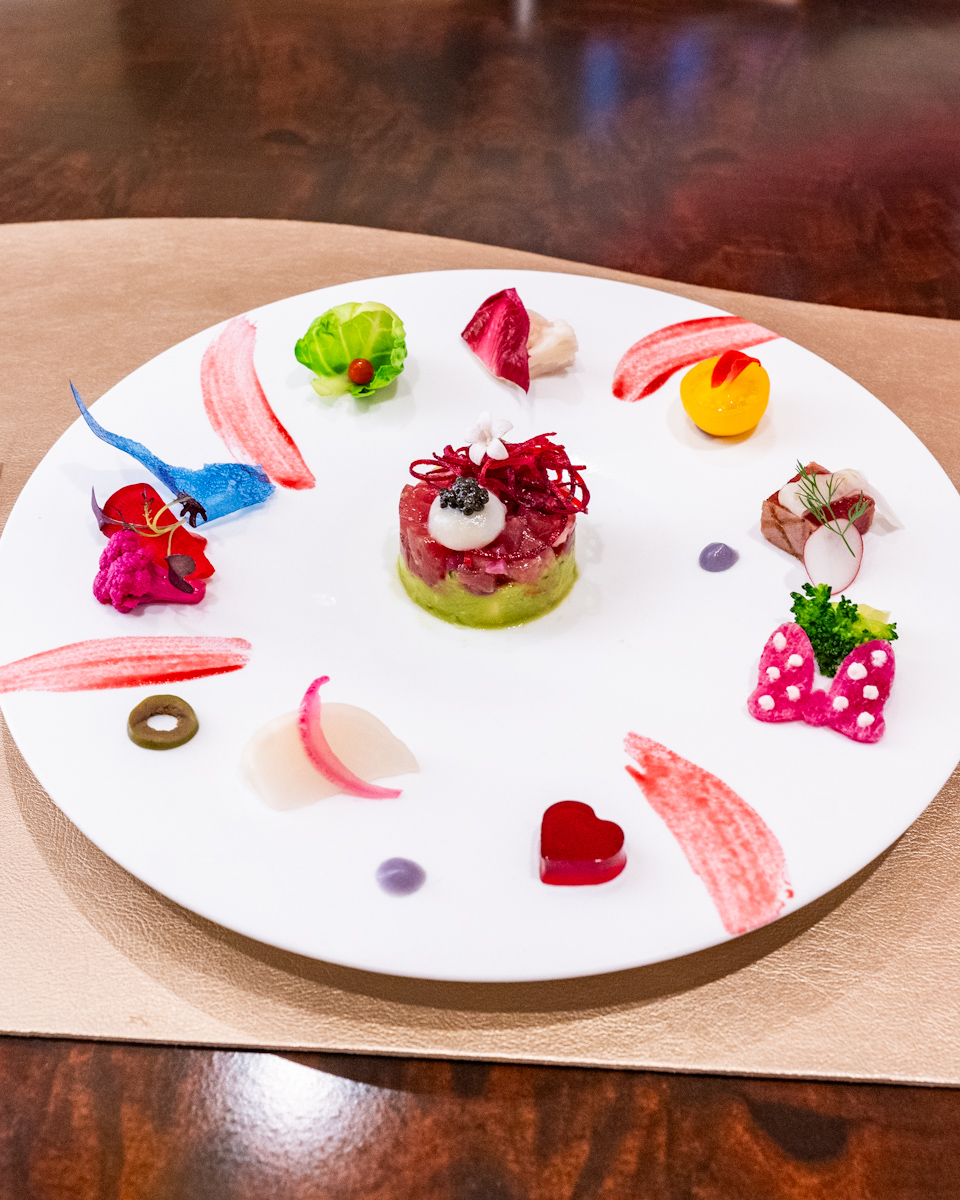 鮪とアボカドのタルタル　彩り野菜のマリネとキャヴィアを添えて