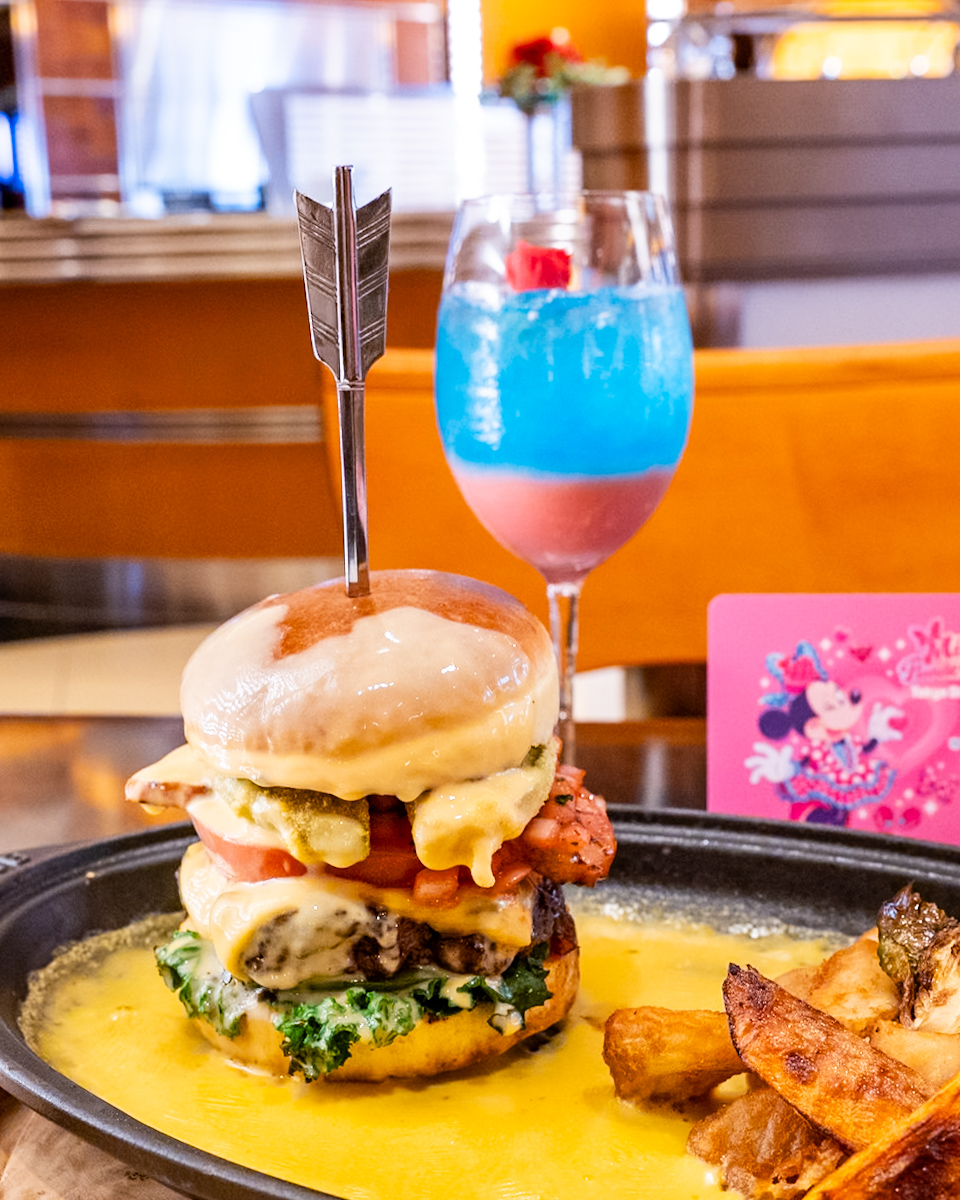 国産牛のパティとアボカドフリットのチーズバーガー　バーベキューソース