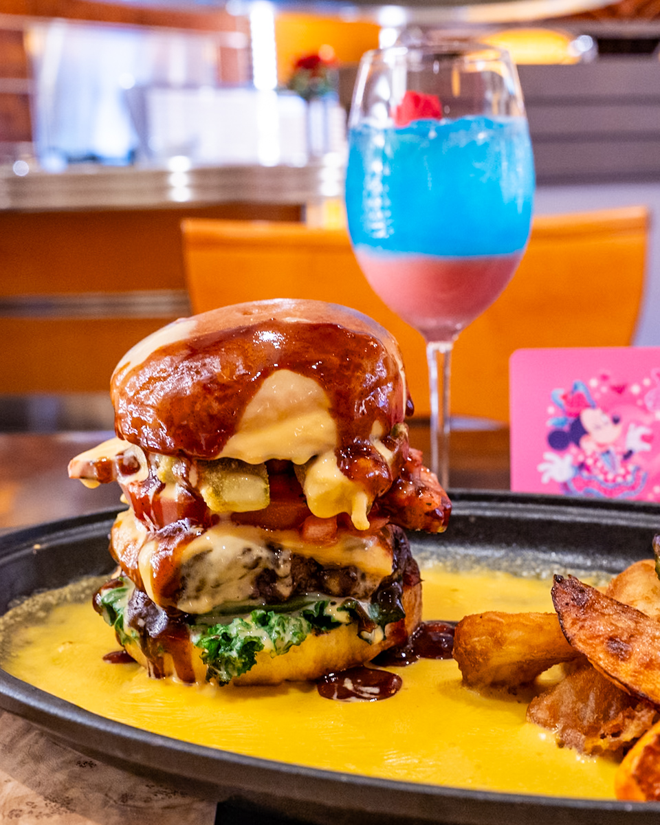 国産牛のパティとアボカドフリットのチーズバーガー　バーベキューソース1