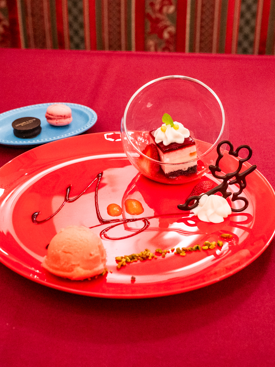 ストロベリームースケーキ、ストロベリーシャーベット、ピスタチオ添え