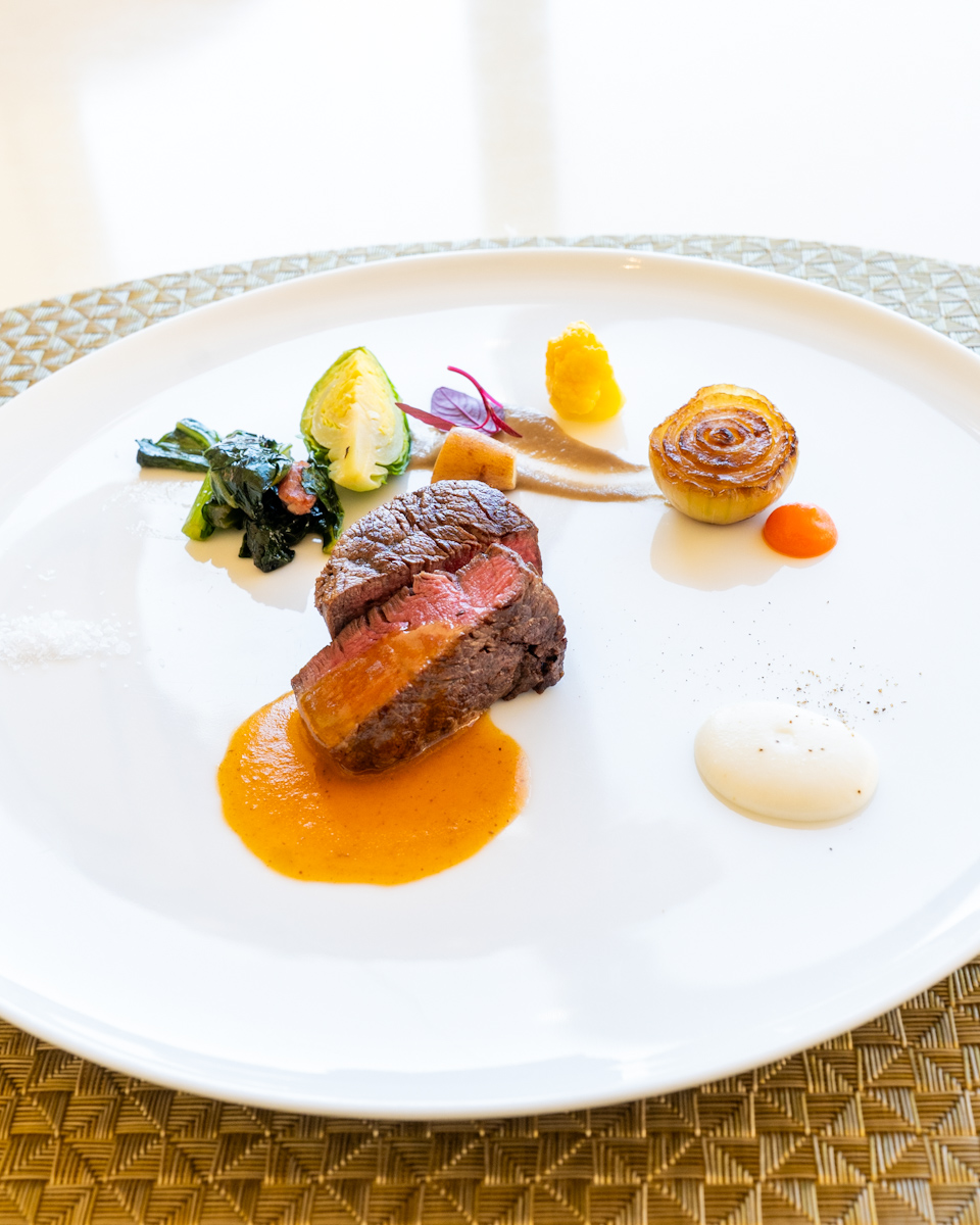 牛フィレ肉のビステッカ　小松菜とパンチェッタのサルタート　蕪とレフォールのクレマ