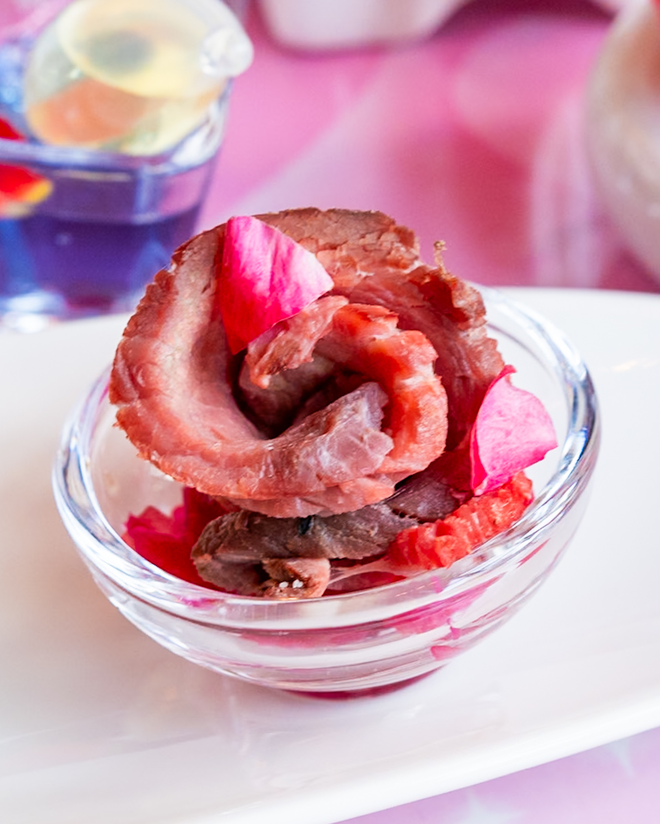 バラモチーフのローストビーフと紫キャベツのマリネ