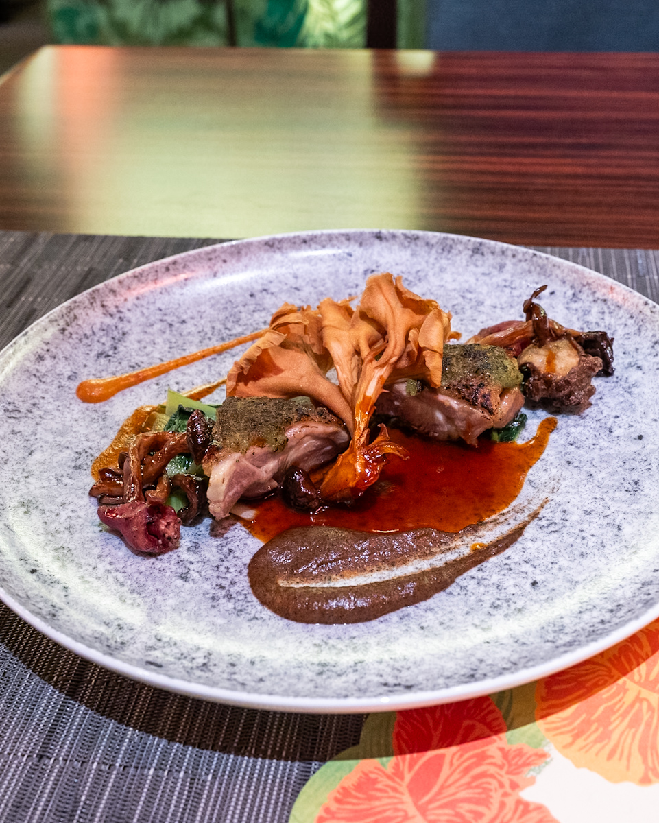 塩麹のクルートを纏った阿波尾鶏のロースト　焦がし葱ピュレとかんずりのディップ