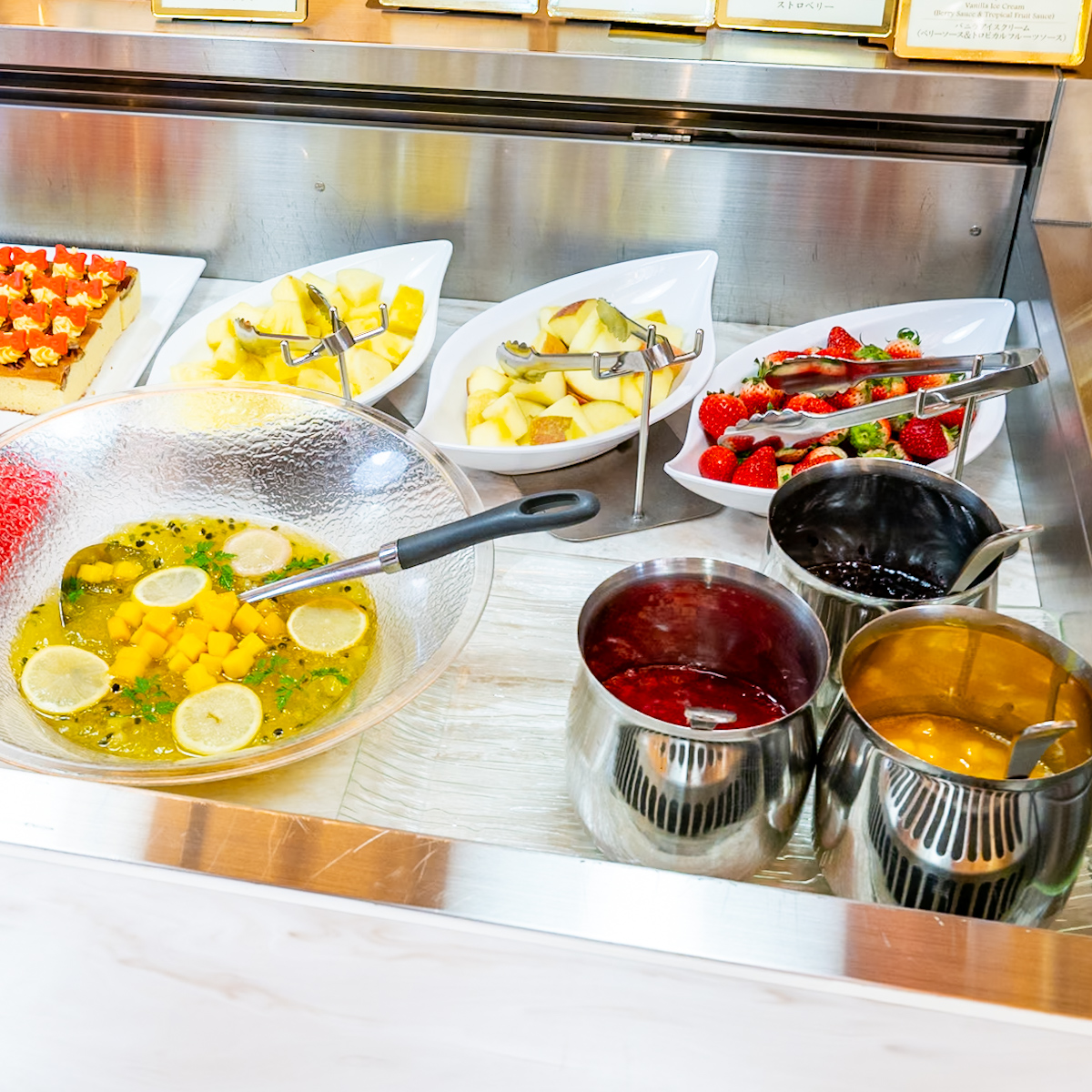 りんご，パイナップル、いちご