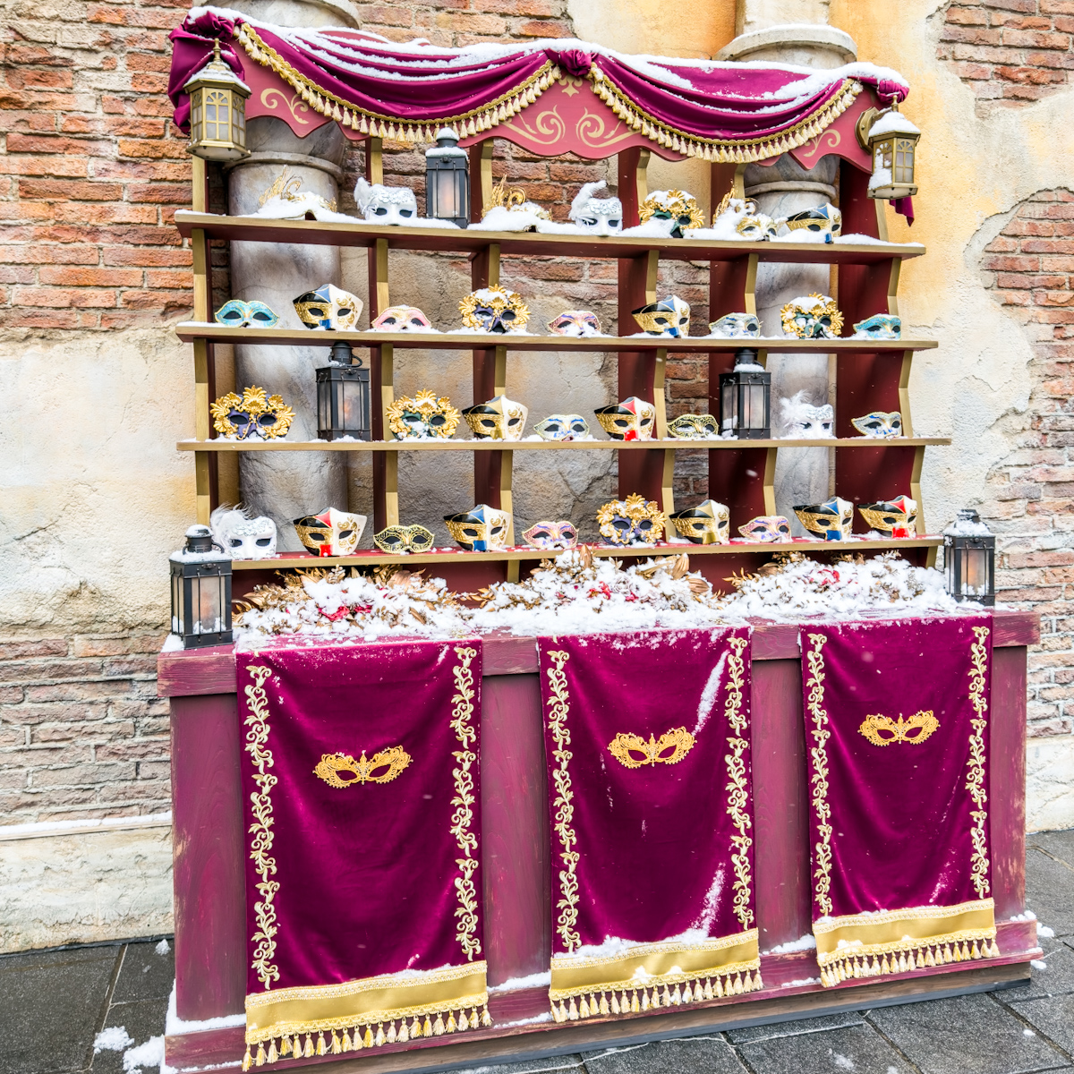 カーニバルのマスク　雪の日