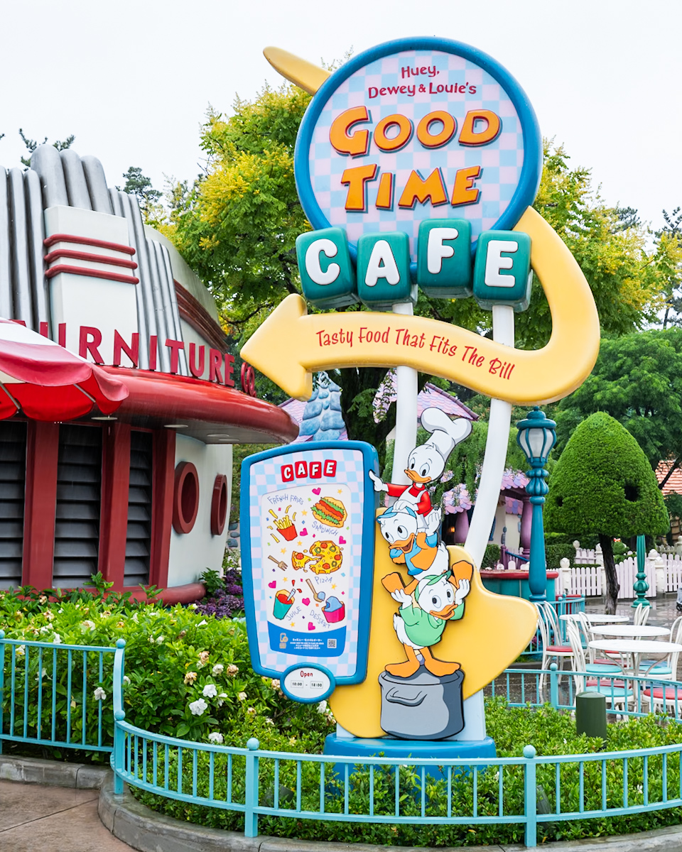 東京ディズニーランド「ヒューイ・デューイ・ルーイのグッドタイム・カフェ」看板