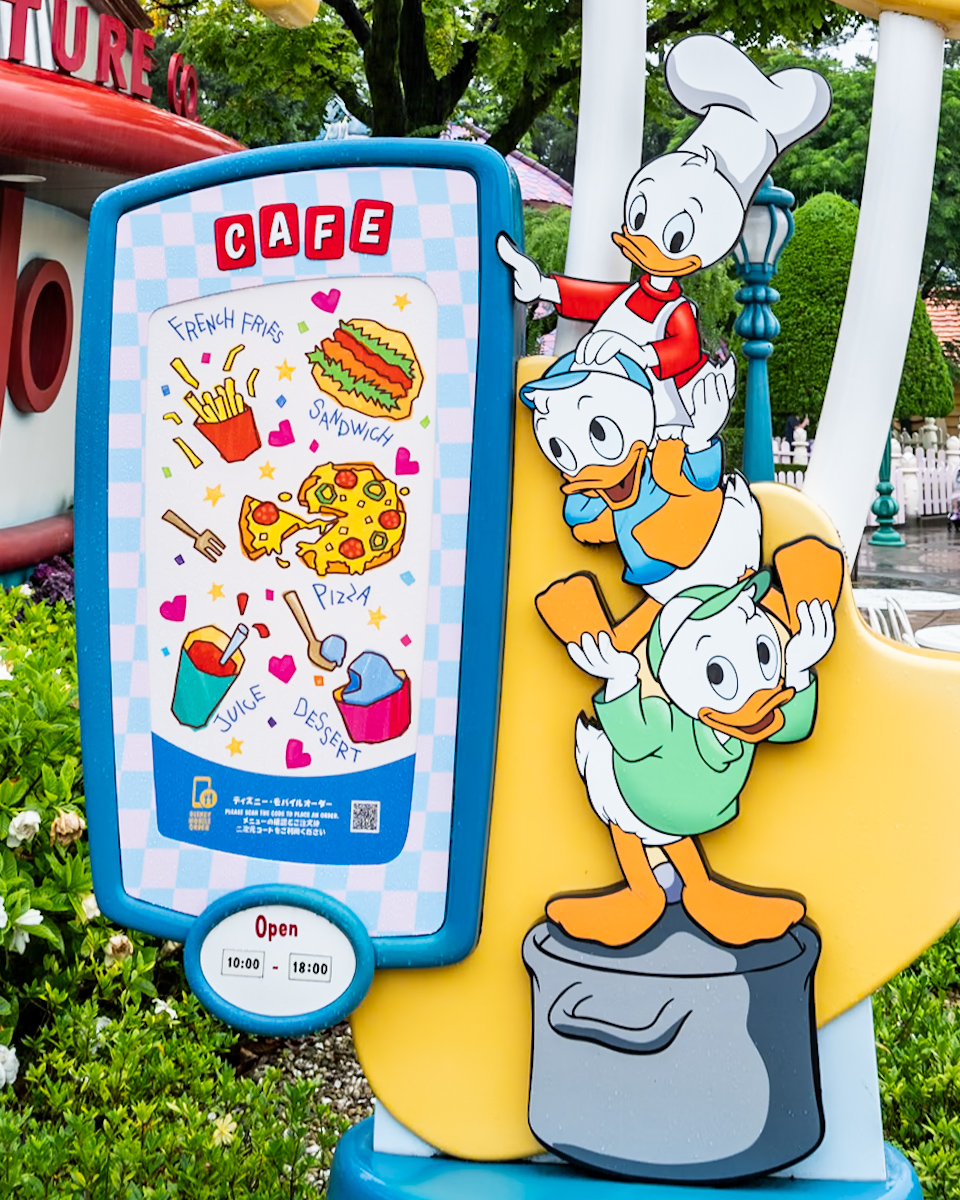 東京ディズニーランド「ヒューイ・デューイ・ルーイのグッドタイム・カフェ」看板2026年6月