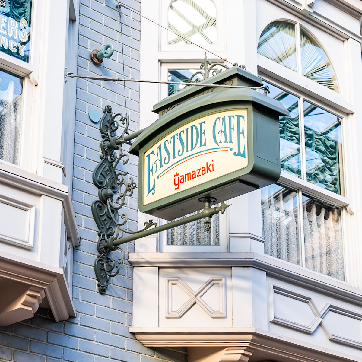 東京ディズニーランド／ワールドバザール「イーストサイド・カフェ」看板