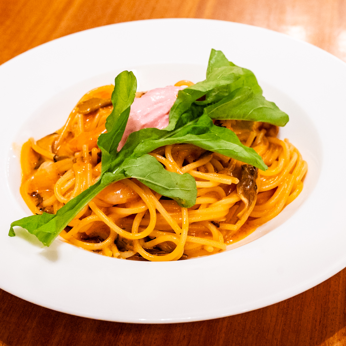 スパゲッティ、海老とキノコのトマトクリームソース