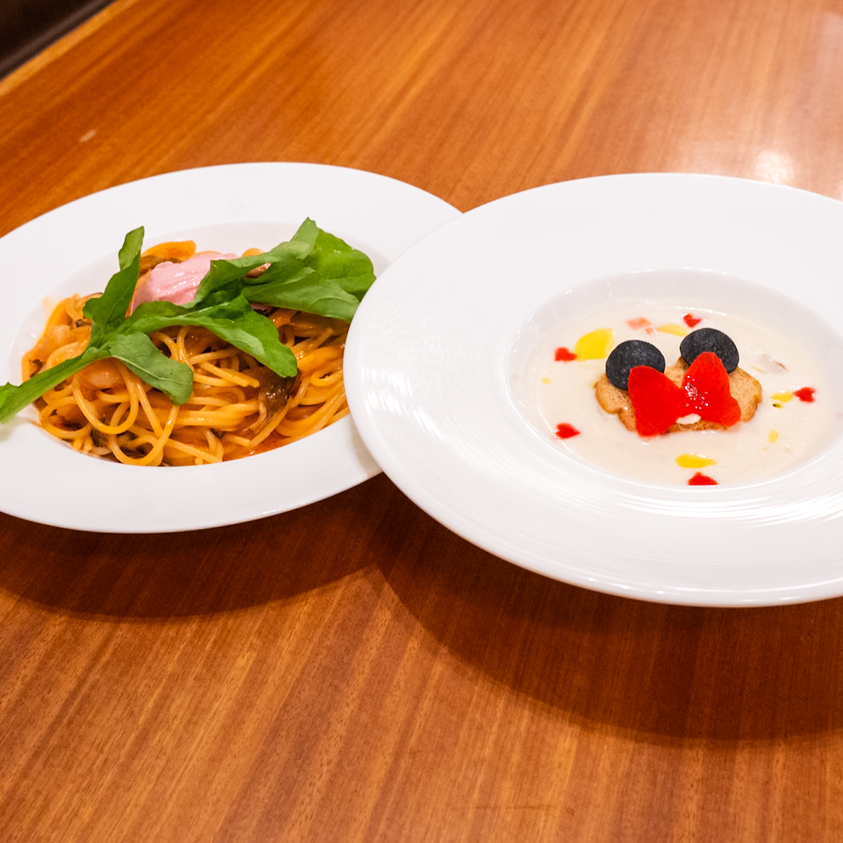 スパゲッティ、海老とキノコのトマトクリームソースなど