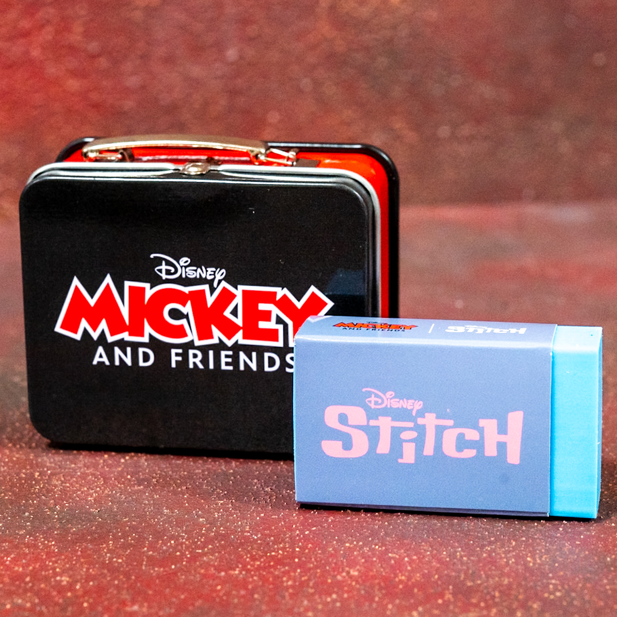 ホットトイズ「メタケシ」『ミッキー＆フレンズ／スティッチ』ロゴ