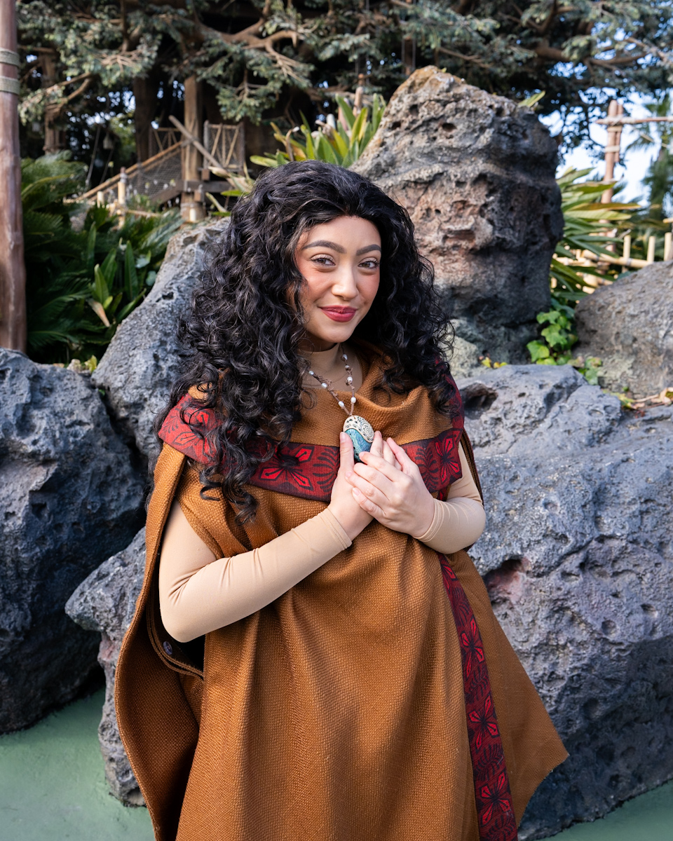 東京ディズニーシーのショー「ドリームス・テイク・フライト」公演開始あわせ、グリーティングに登場している『モアナと伝説の海』の主人公「モアナ」3