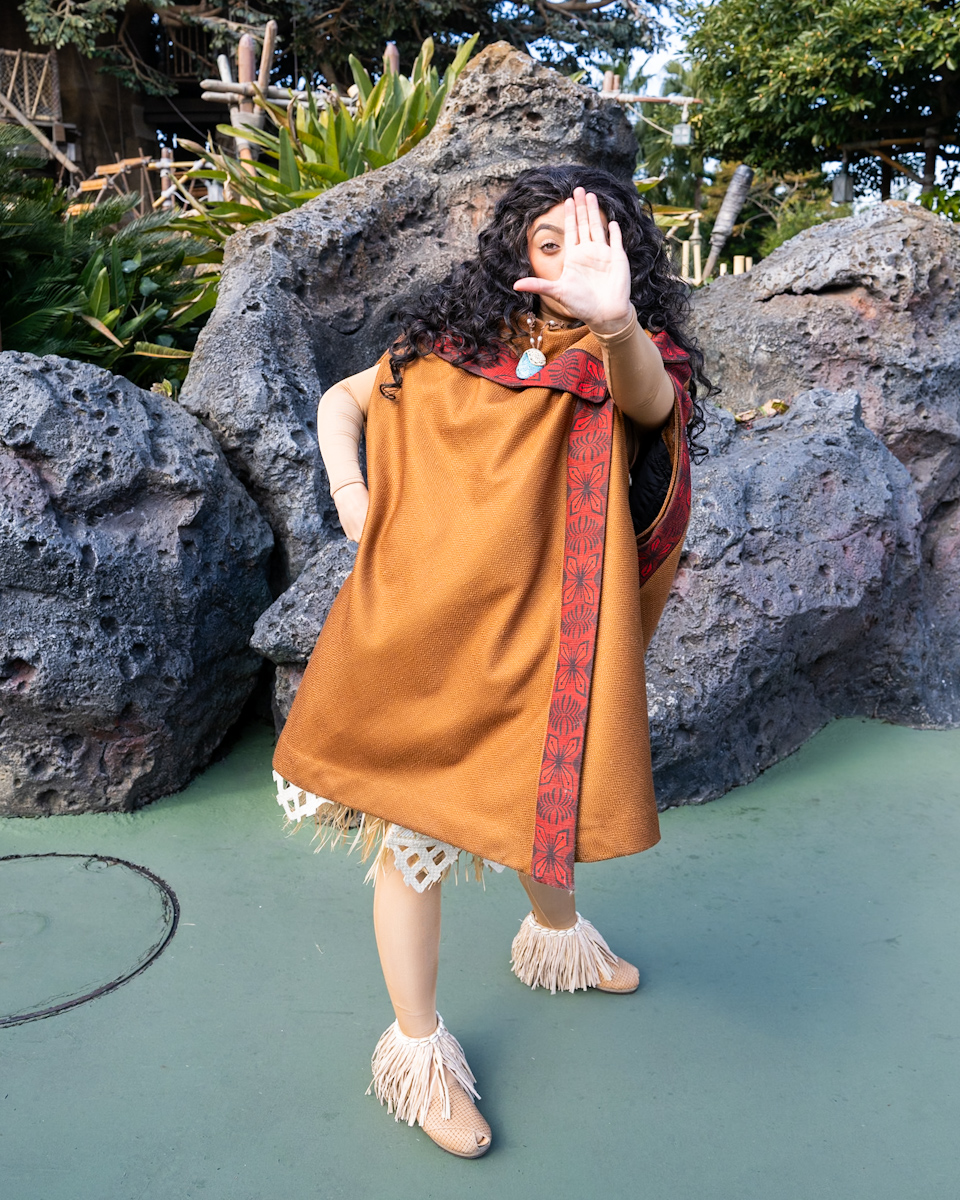 東京ディズニーシーのショー「ドリームス・テイク・フライト」公演開始あわせ、グリーティングに登場している『モアナと伝説の海』の主人公「モアナ」2