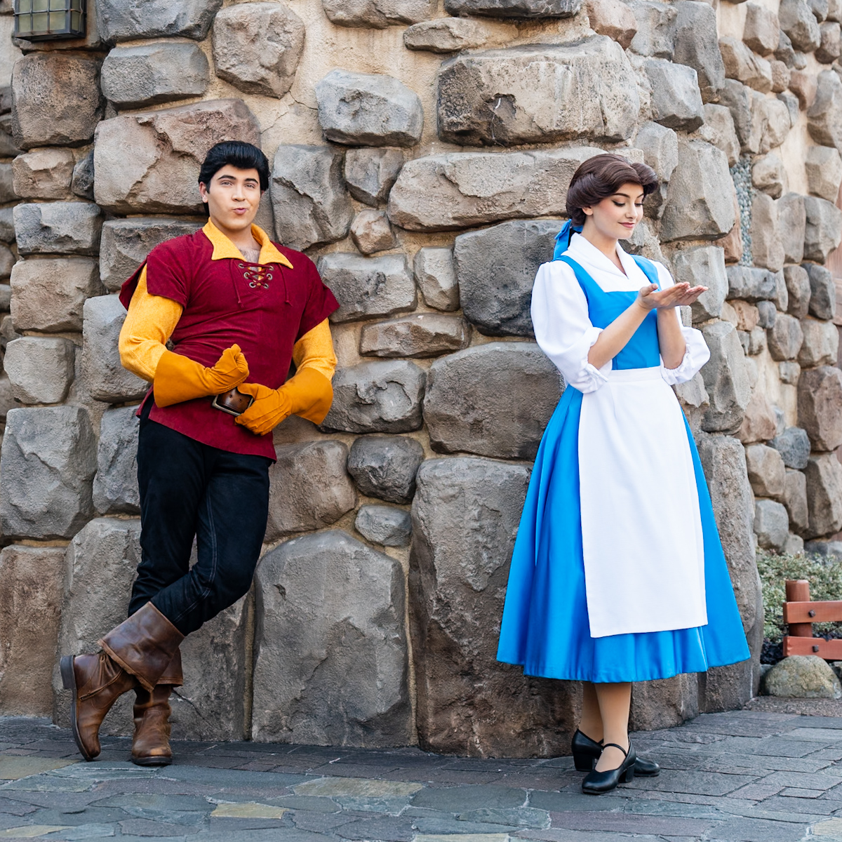 東京ディズニーランド／ニューファンタジーランド『美女と野獣』ベル、ガストングリーティング　読書するベル