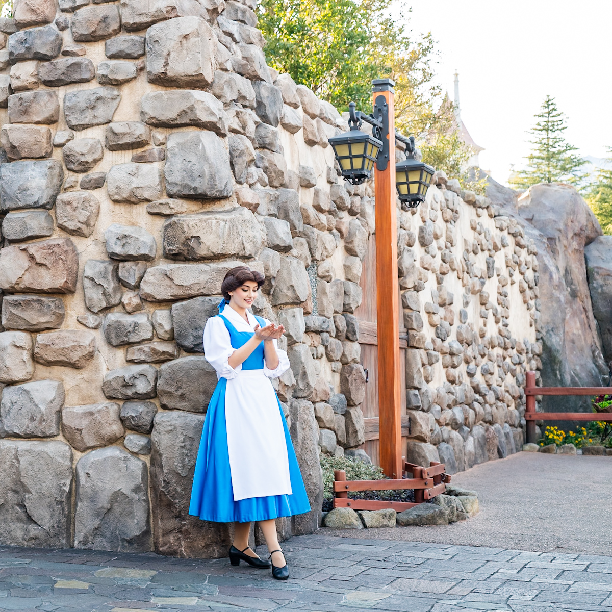 東京ディズニーランド／ニューファンタジーランド『美女と野獣』ベル、ガストングリーティング　読書するベル