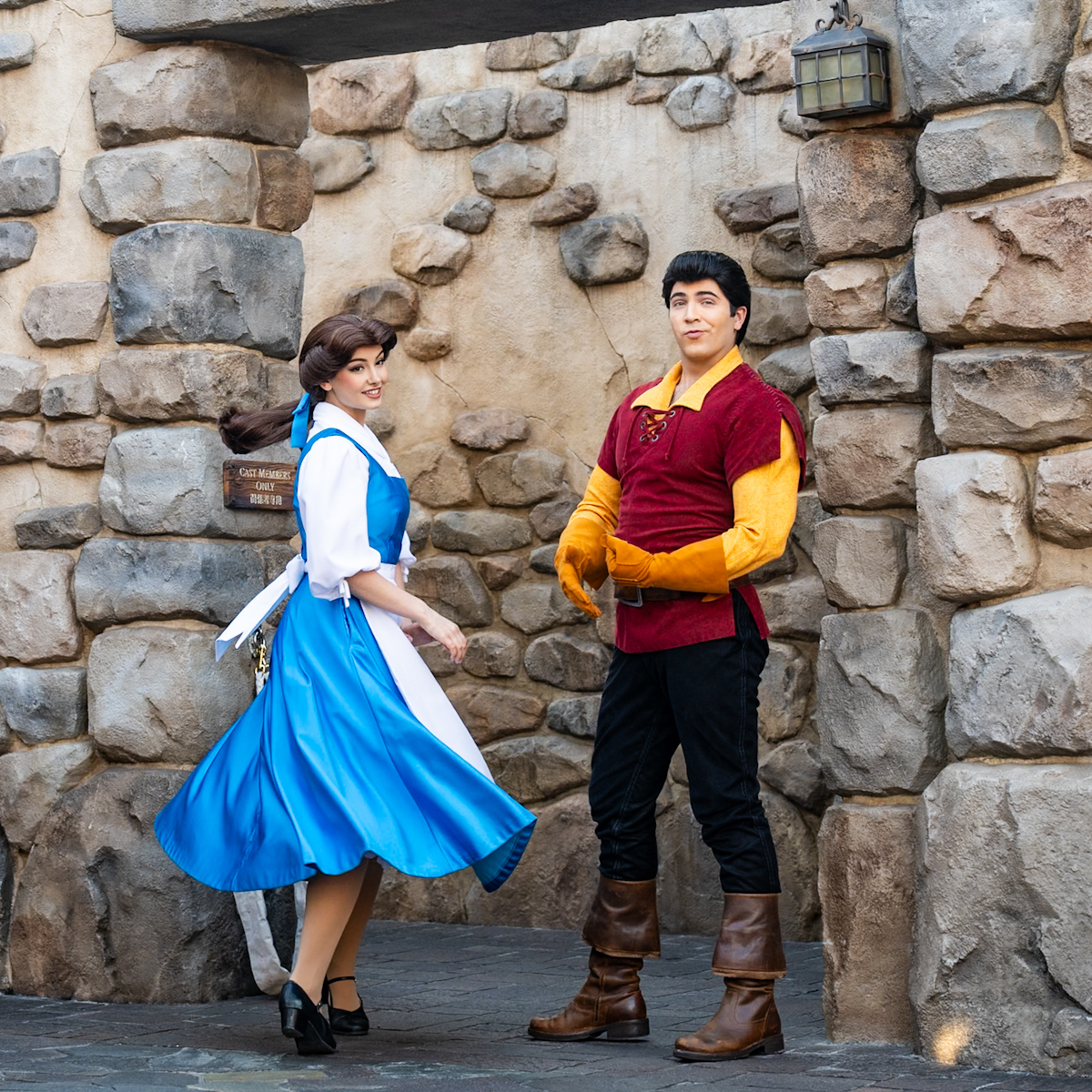 『美女と野獣』をテーマにしたエリアに登場！東京ディズニーランド／ニューファンタジーランド「ベル」「ガストン」グリーティング6