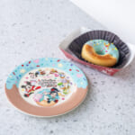 東京ディズニーランド「ディズニー・パルパルーザ“ヴァネロペのスウィーツ・ポップ・ワールド”」ベイクドドーナツ、スーベニアプレート付き