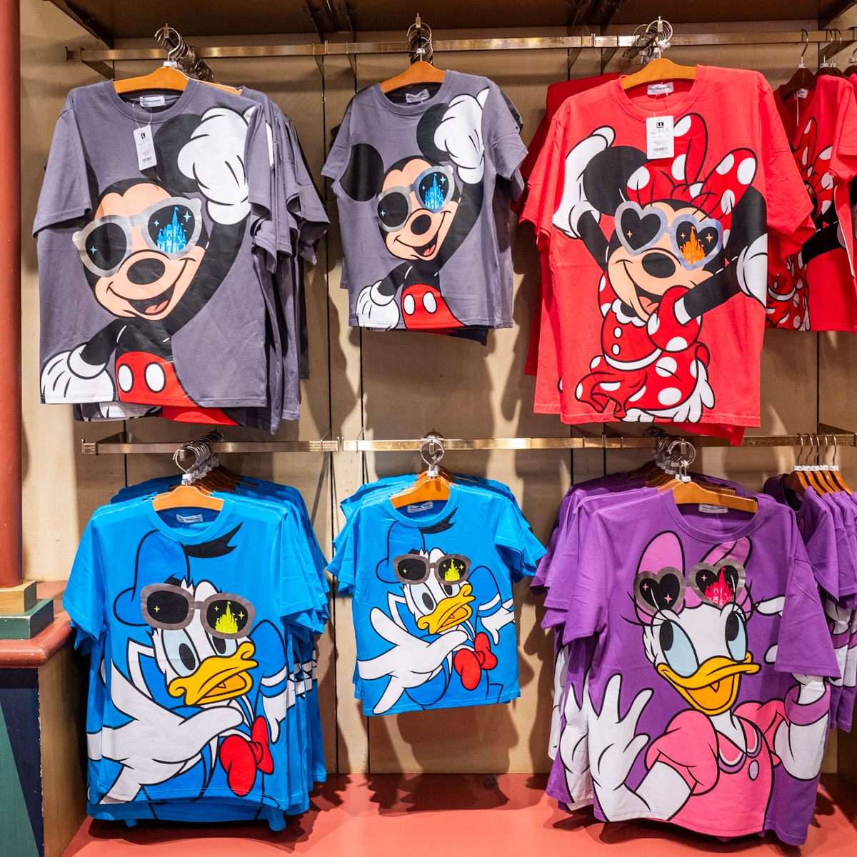 東京ディズニーランド サングラスをかけたミッキー&フレンズデザインTシャツ