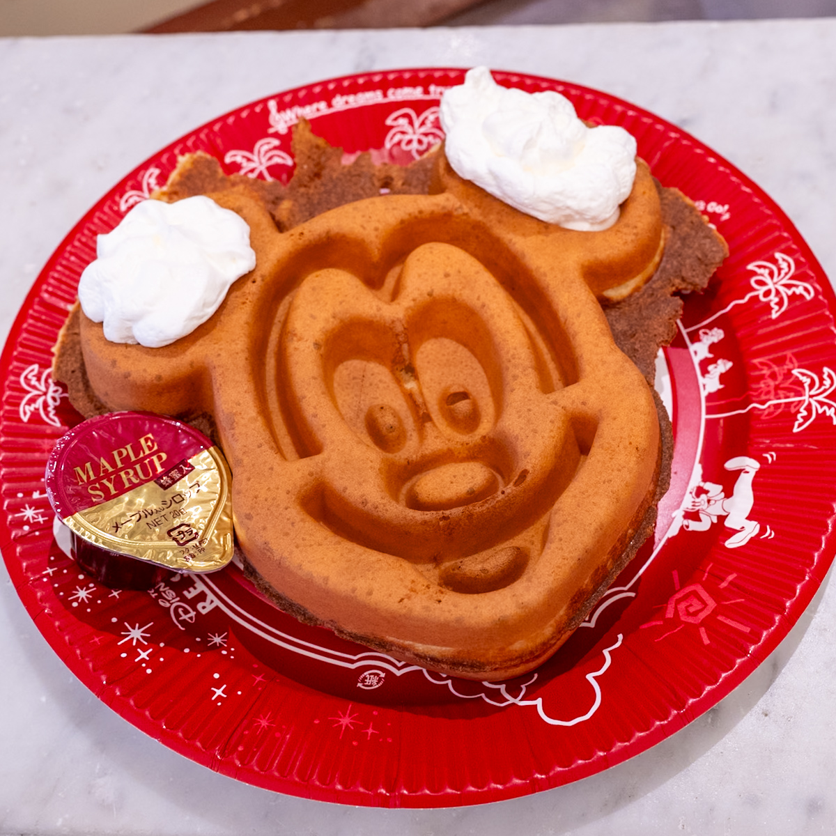 東京ディズニーランド「グレートアメリカン・ワッフルカンパニー」ミッキーワッフル、ホイップとメイプルソース