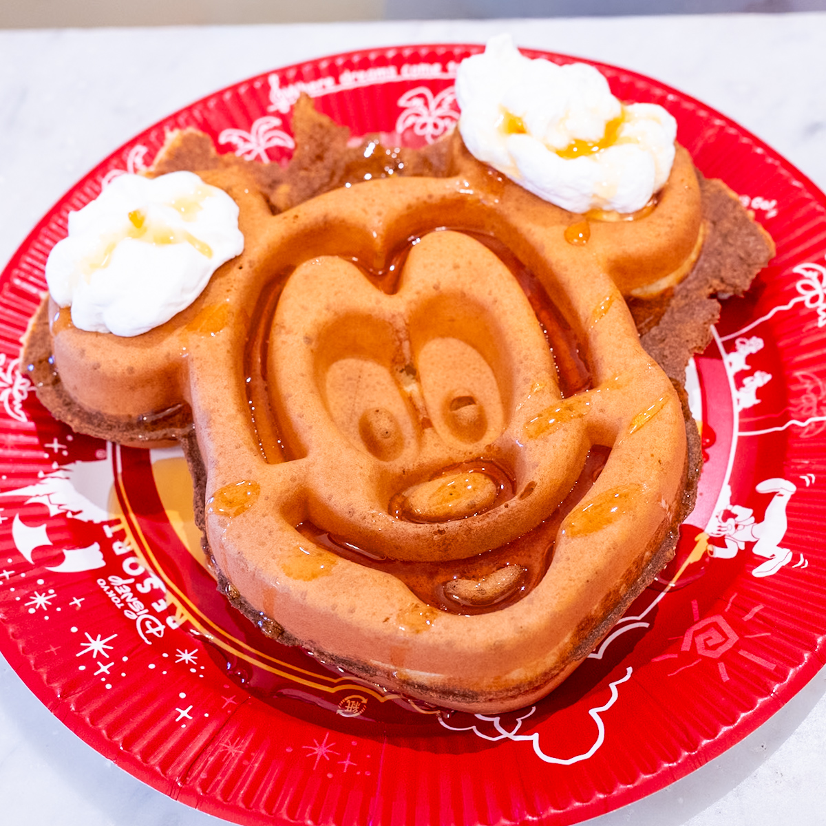 東京ディズニーランド「グレートアメリカン・ワッフルカンパニー」ミッキーワッフル、ホイップとメイプルソース1