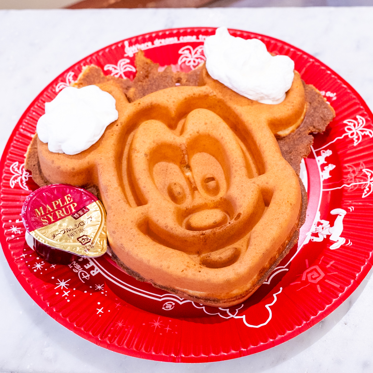東京ディズニーランド「グレートアメリカン・ワッフルカンパニー」ミッキーワッフル、ホイップとメイプルソース