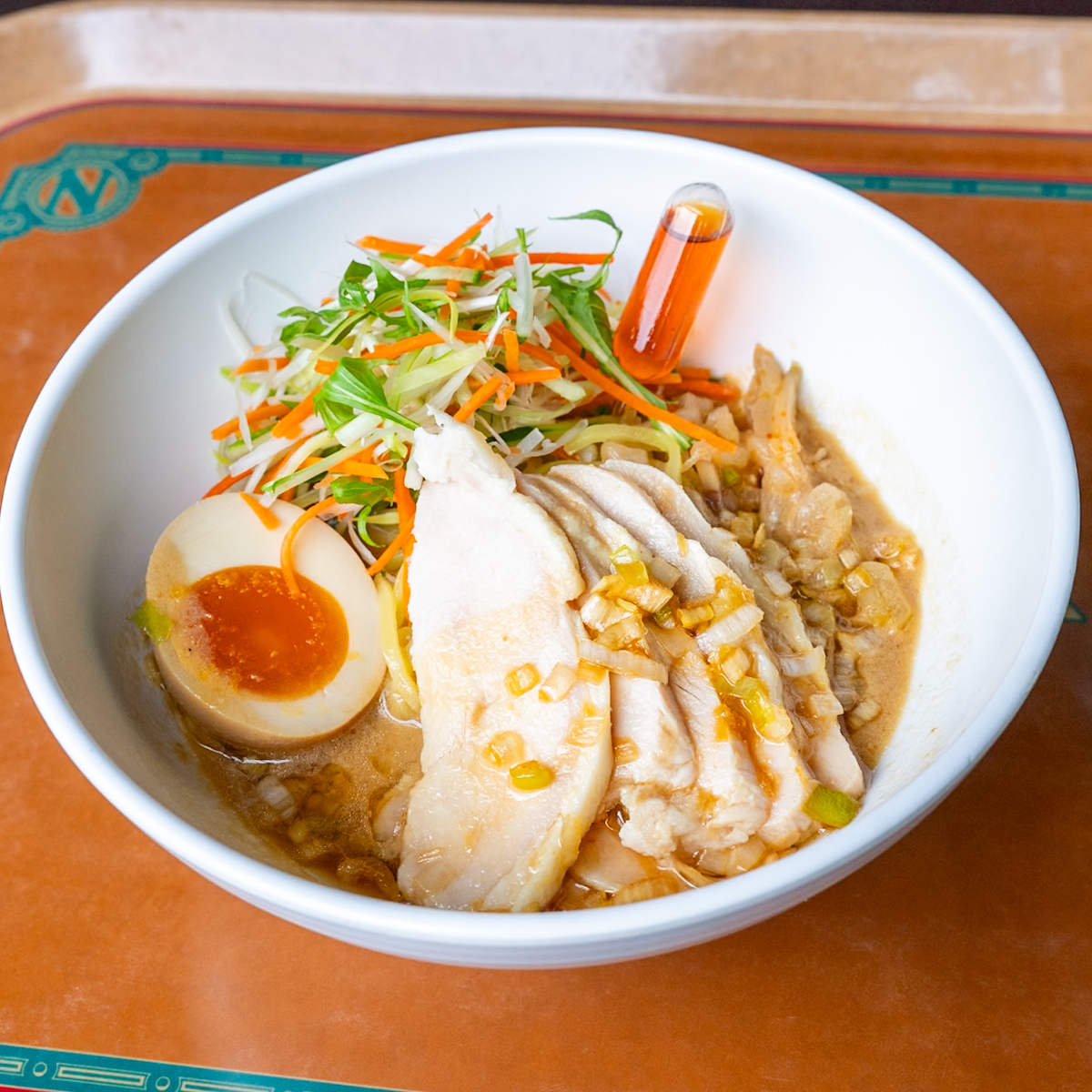 よだれ鶏の涼麺　胡麻風味、煮たまご添え