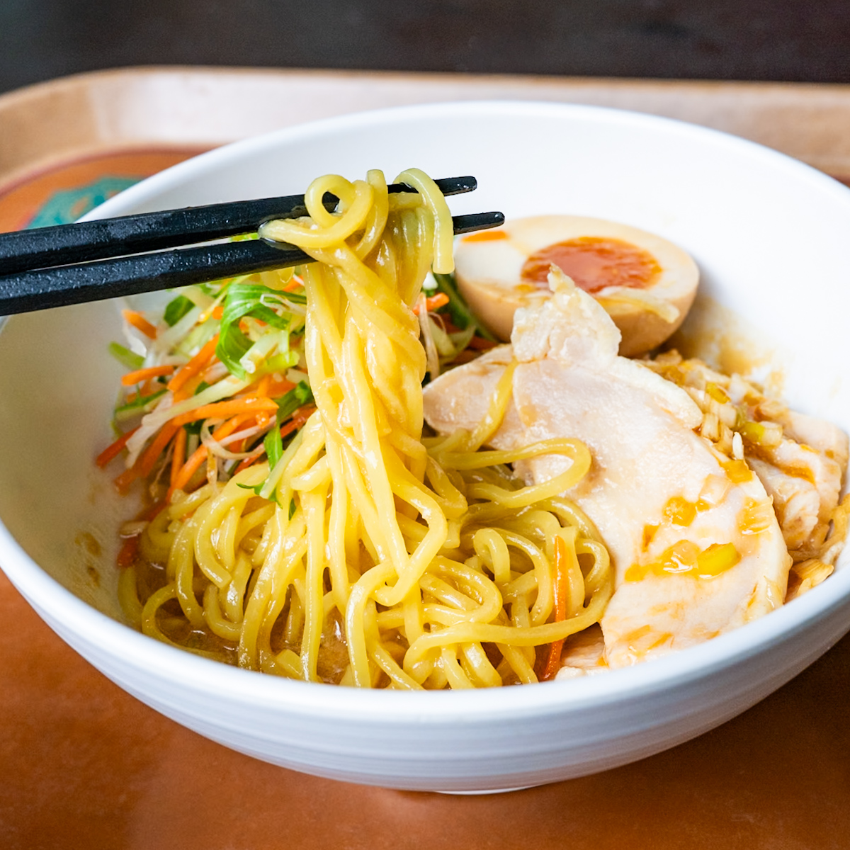 よだれ鶏の涼麺　胡麻風味、煮たまご添え1