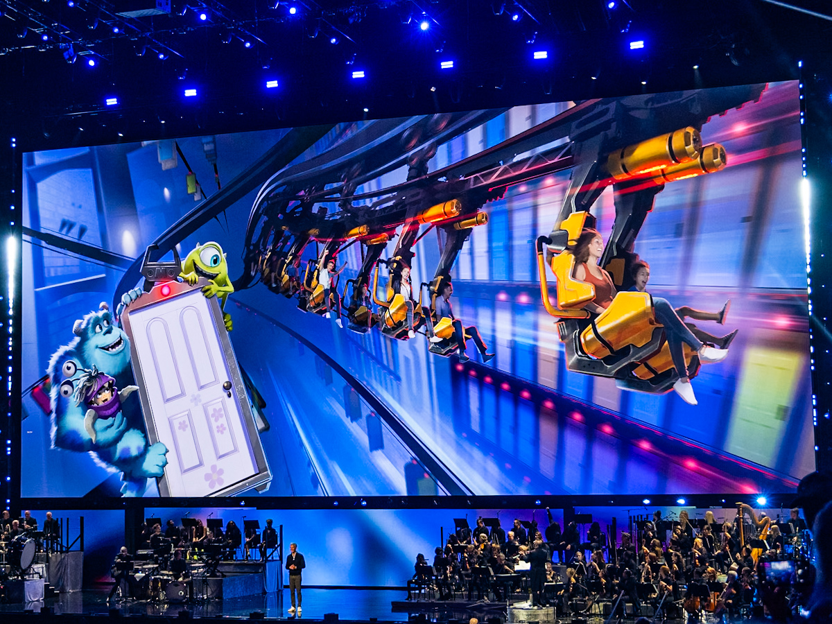 モンスターズ・インクのテーマランド　アトラクション　吊り型コースター