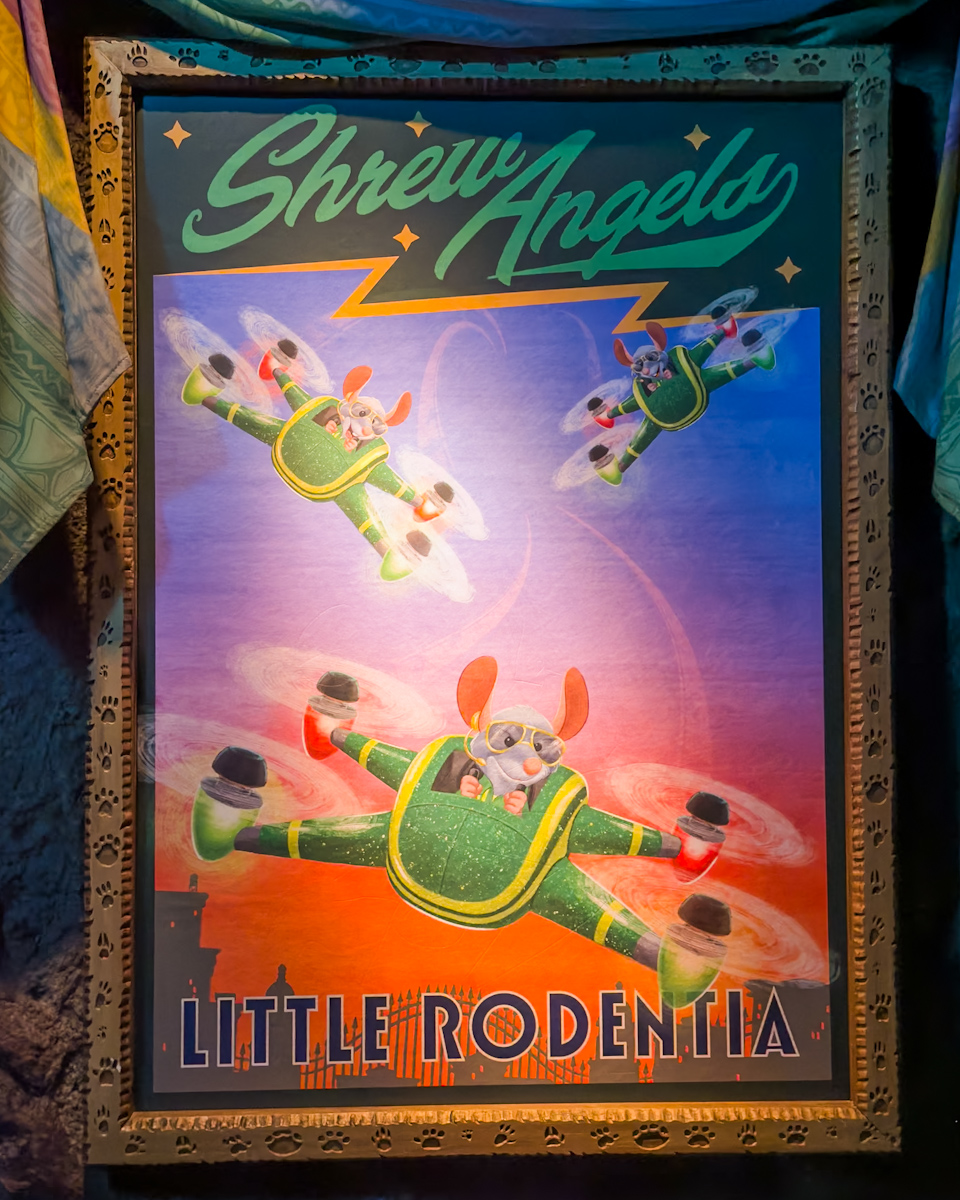 リトル・ローデンシア上空を舞うマウス・ドローンショー