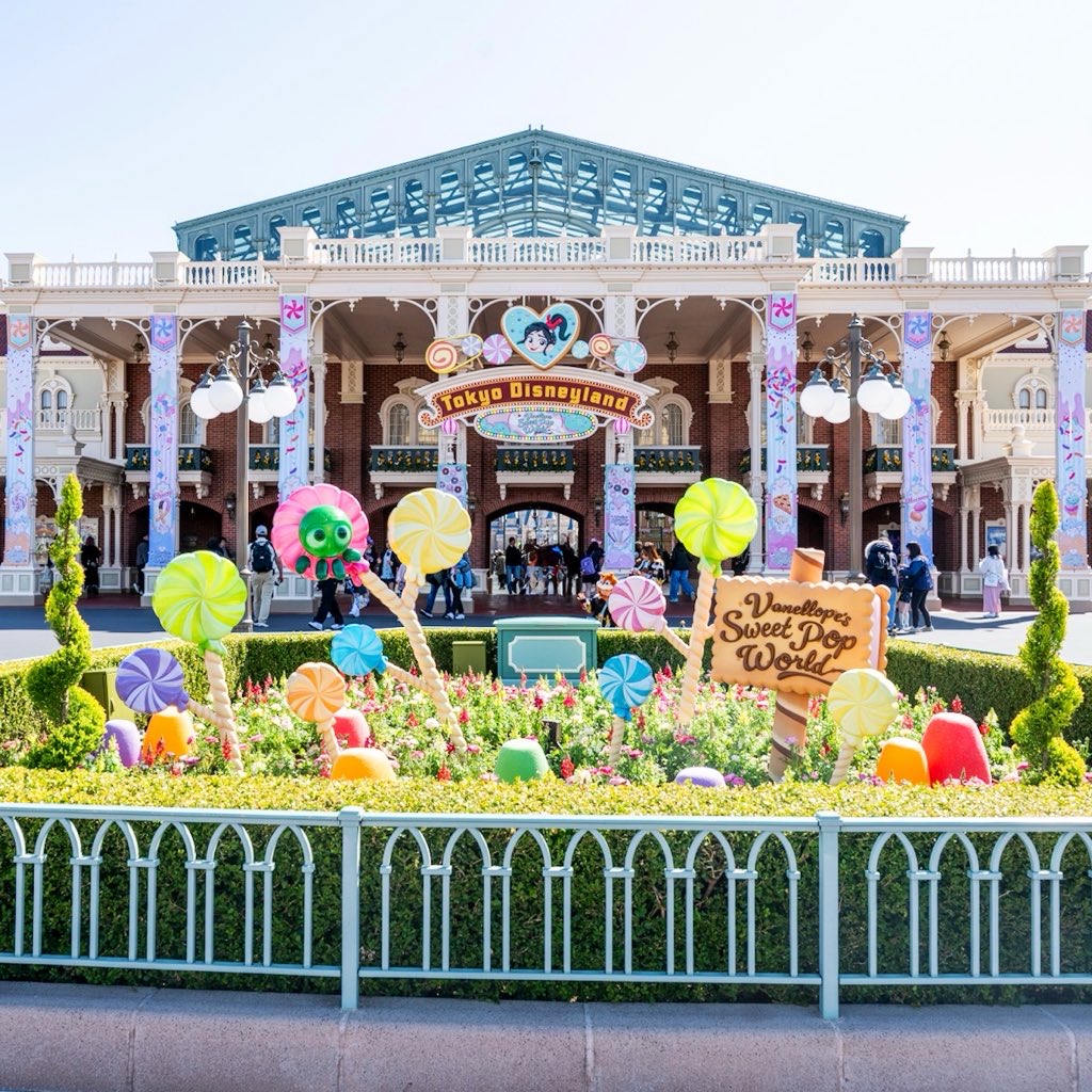 東京ディズニーランド「ディズニー・パルパルーザ”ヴァネロペのスウィーツ・ポップ・ワールド”」デコレーション
