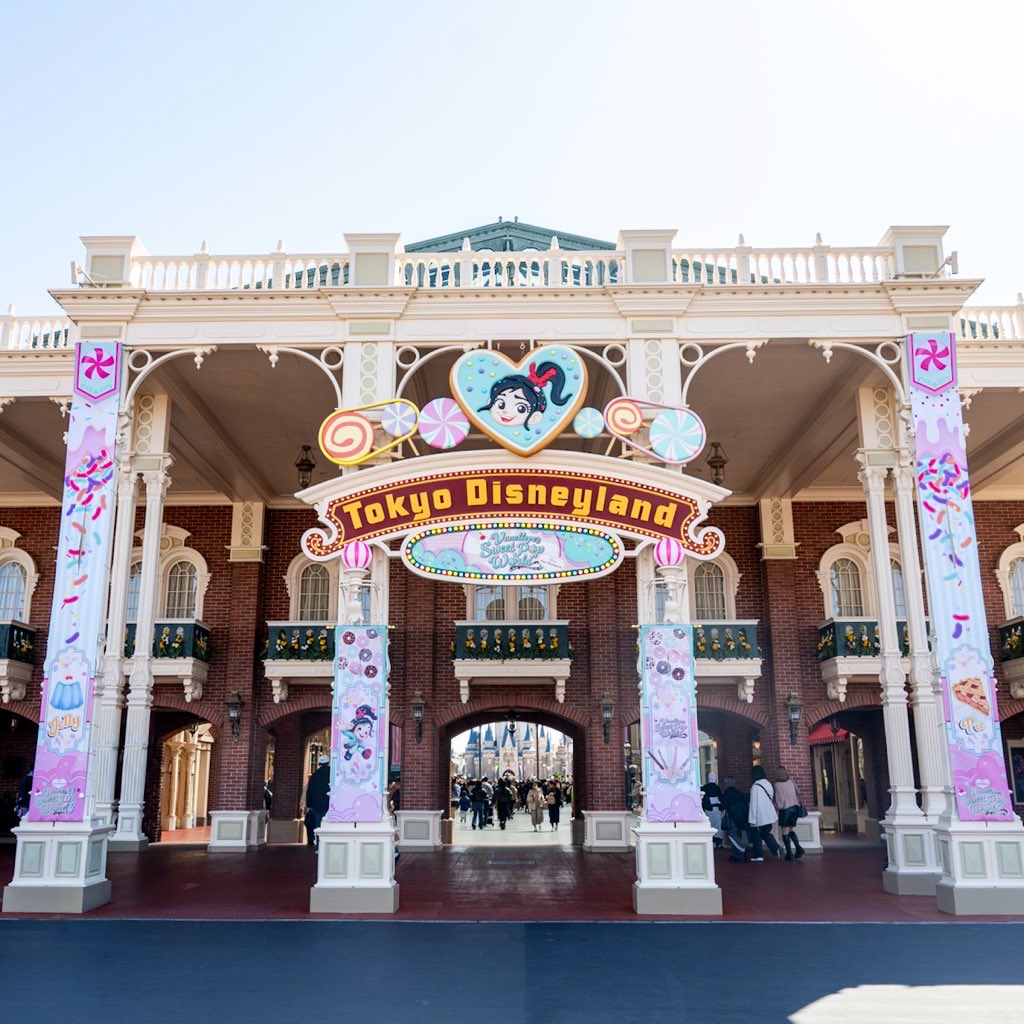 ワールドバザール入り口　ヴァネロペデコレーション１