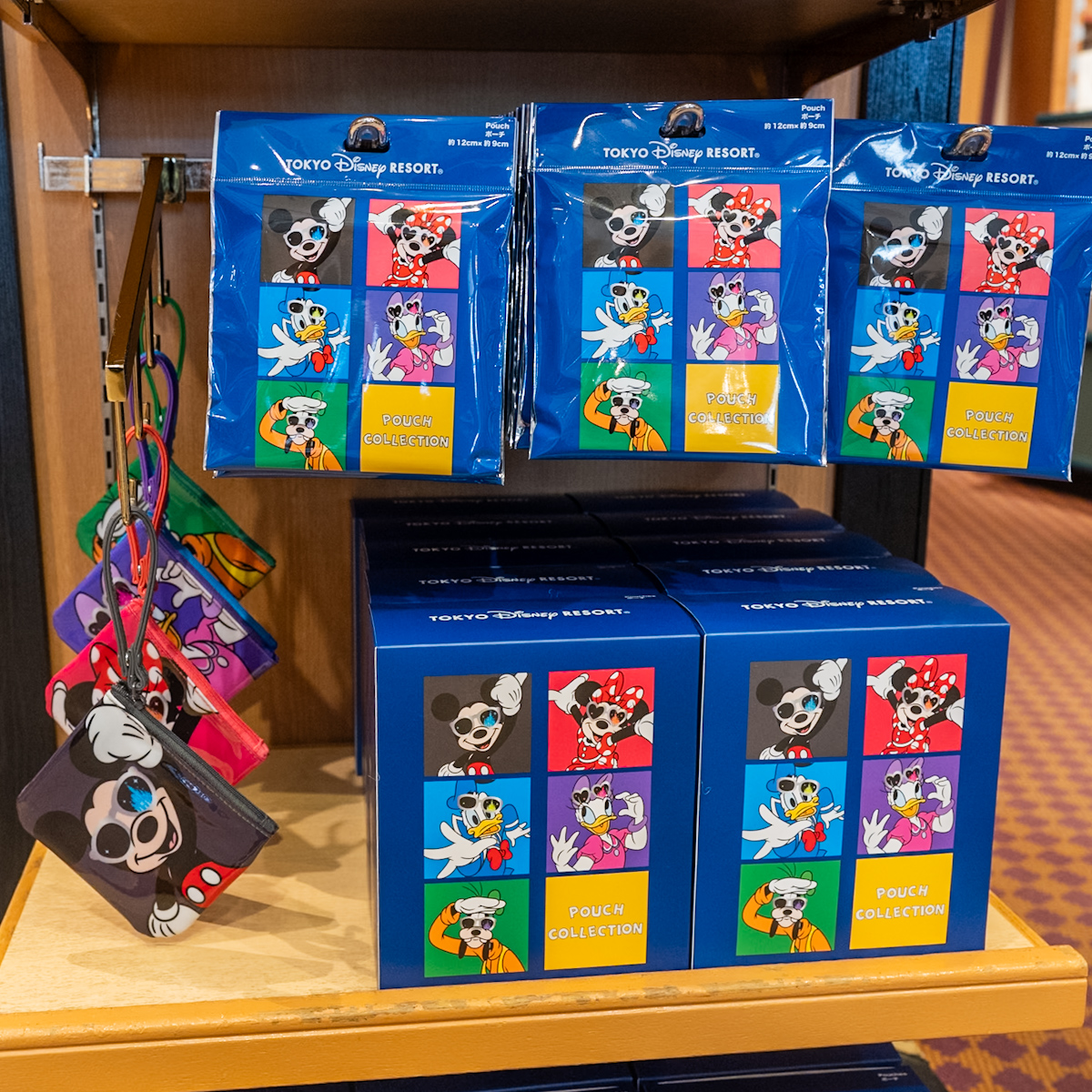 東京ディズニーランド サングラスをかけたミッキー&フレンズデザイングッズ・お土産　ポーチ　1