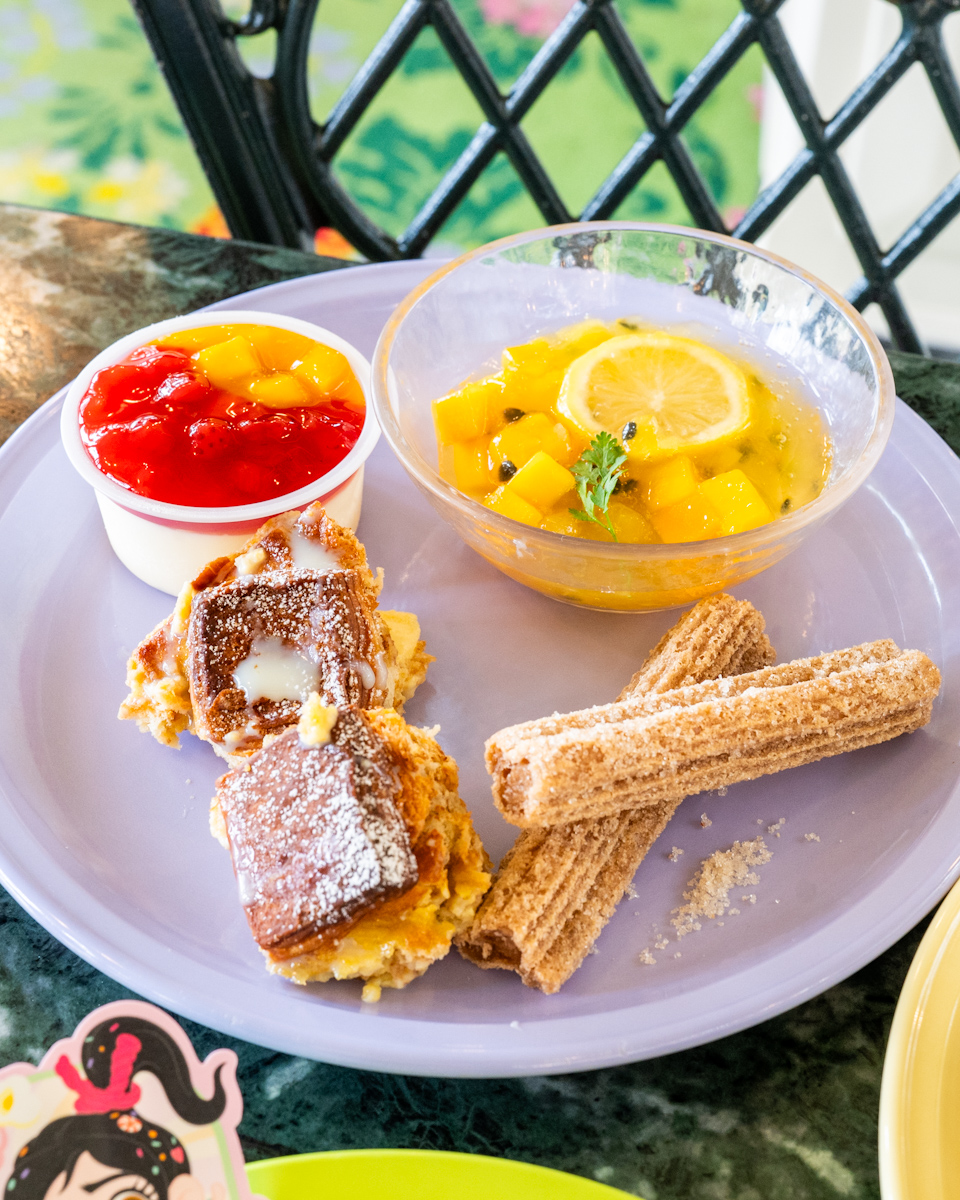 バニラアイスクリーム（ベリーソース＆トロピカルフルーツソース）