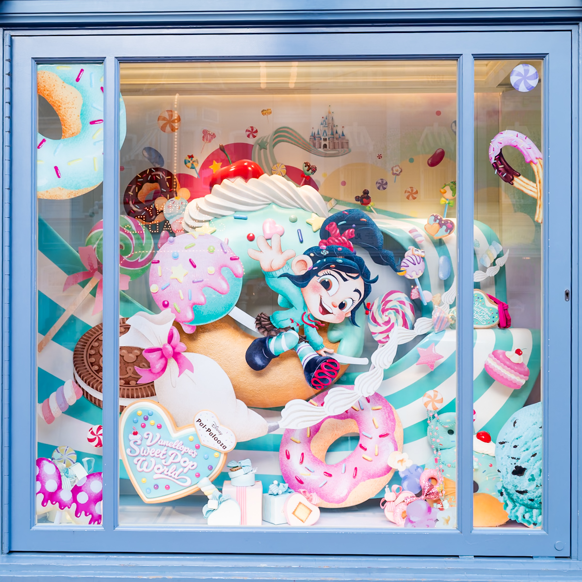 東京ディズニーランド「ディズニー・パルパルーザ“ヴァネロペのスウィーツ・ポップ・ワールド”」スペシャルグッズ　ディズニー&カンパニーデコレーション