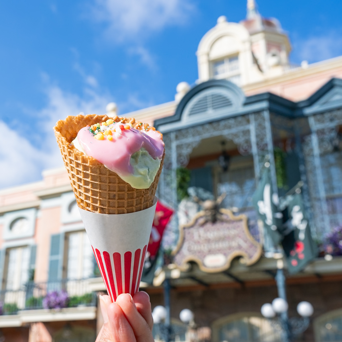 東京ディズニーランド「ザ・ガゼーボ」ディズニー・パルパルーザ“ヴァネロペのスウィーツ・ポップ・ワールド”牛カルビコーン（アボカドマヨネーズ＆マッシュポテト）カリブの海賊前