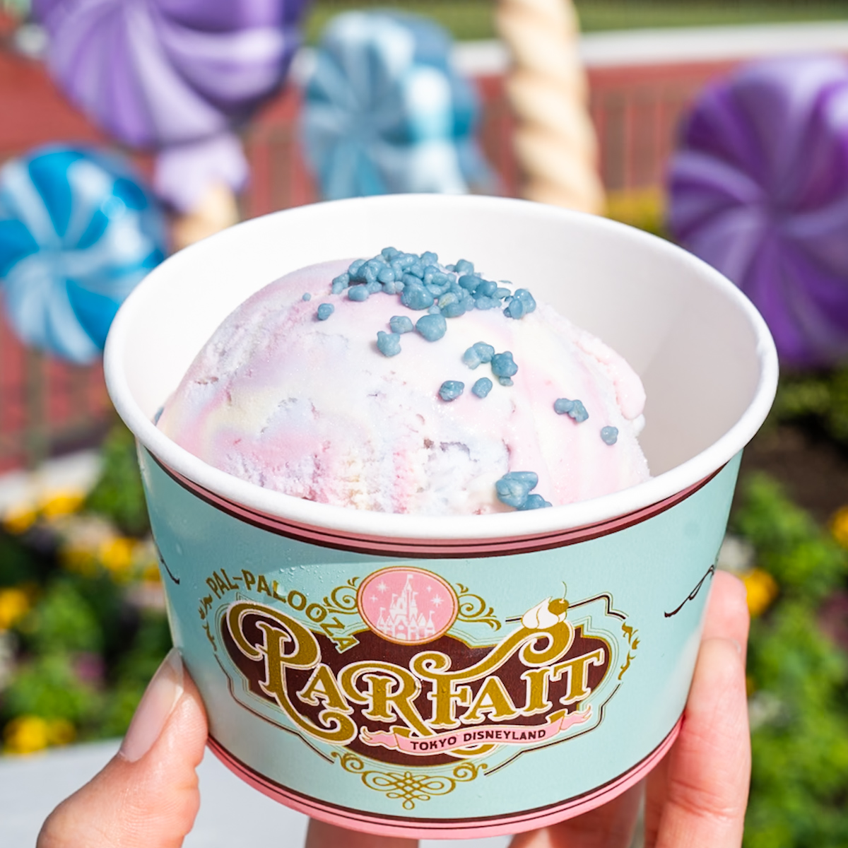 東京ディズニーランド「アイスクリームコーン」ディズニー・パルパルーザ“ヴァネロペのスウィーツ・ポップ・ワールド”カラフルマーブルアイス（ストロベリー、バニラ、ソーダ）紹介