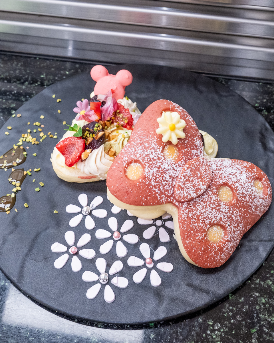 ダークスウィートチェリーとピスタチオクリームのサンドウィッチ