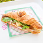 東京ディズニーランド「スウィートハート・カフェ」ディズニー・パルパルーザ“ヴァネロペのスウィーツ・ポップ・ワールド”クロワッサンサンド（オムレツ＆生ハム）1