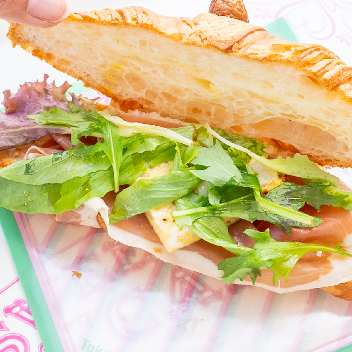 東京ディズニーランド「スウィートハート・カフェ」ディズニー・パルパルーザ“ヴァネロペのスウィーツ・ポップ・ワールド”クロワッサンサンド（オムレツ＆生ハム）2