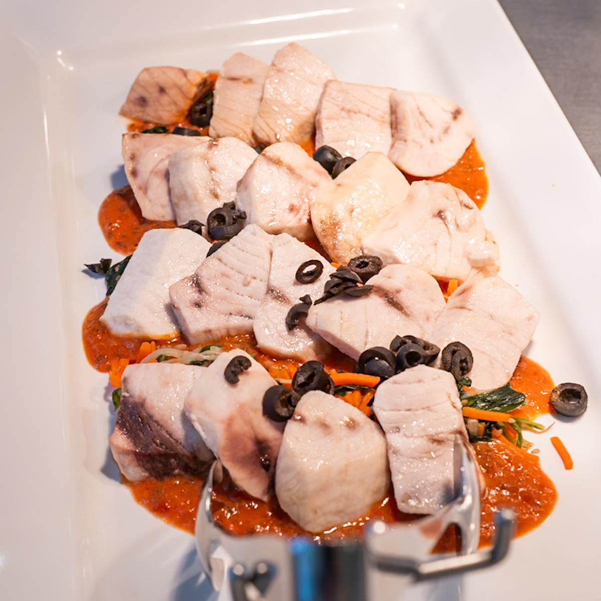 クイーン・オブ・ハートのバンケットホールのメカジキのオーブン焼き、トマト豆乳ソース